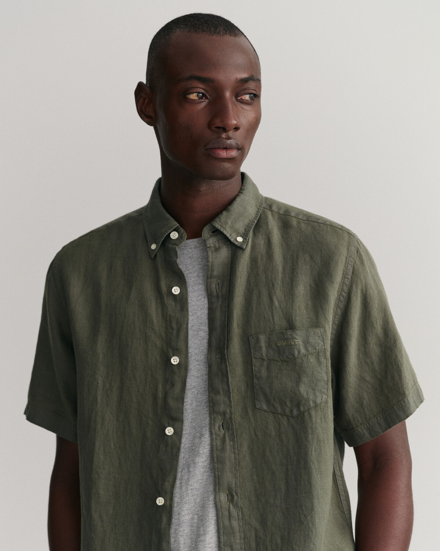 Camisa Regular Fit de manga corta y lino te&ntilde;ido en prenda