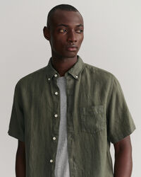 Camisa Regular Fit de manga corta y lino te&ntilde;ido en prenda