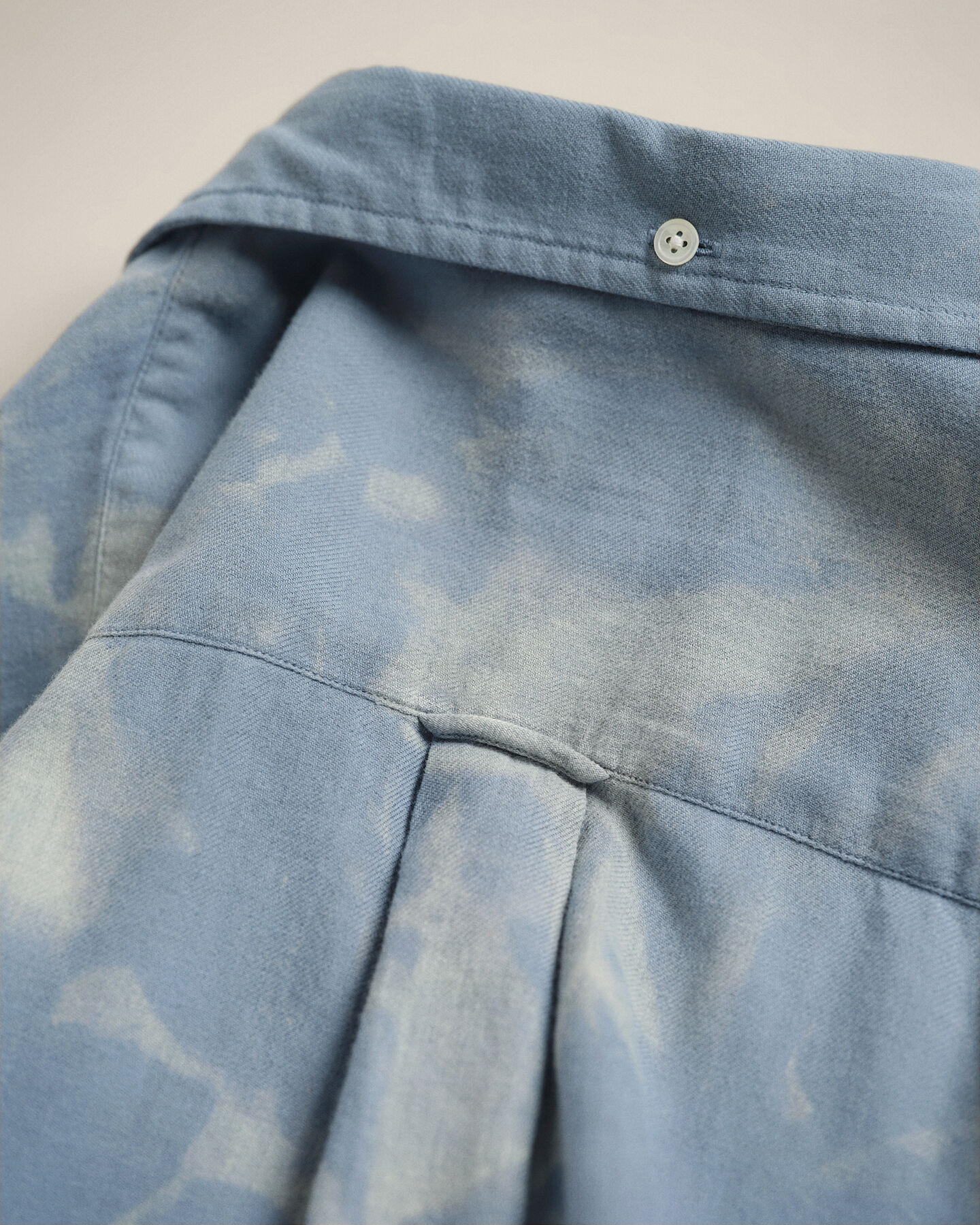 Camisa Relaxed Fit Wrangler x GANT de lana y algod&oacute;n decolorada