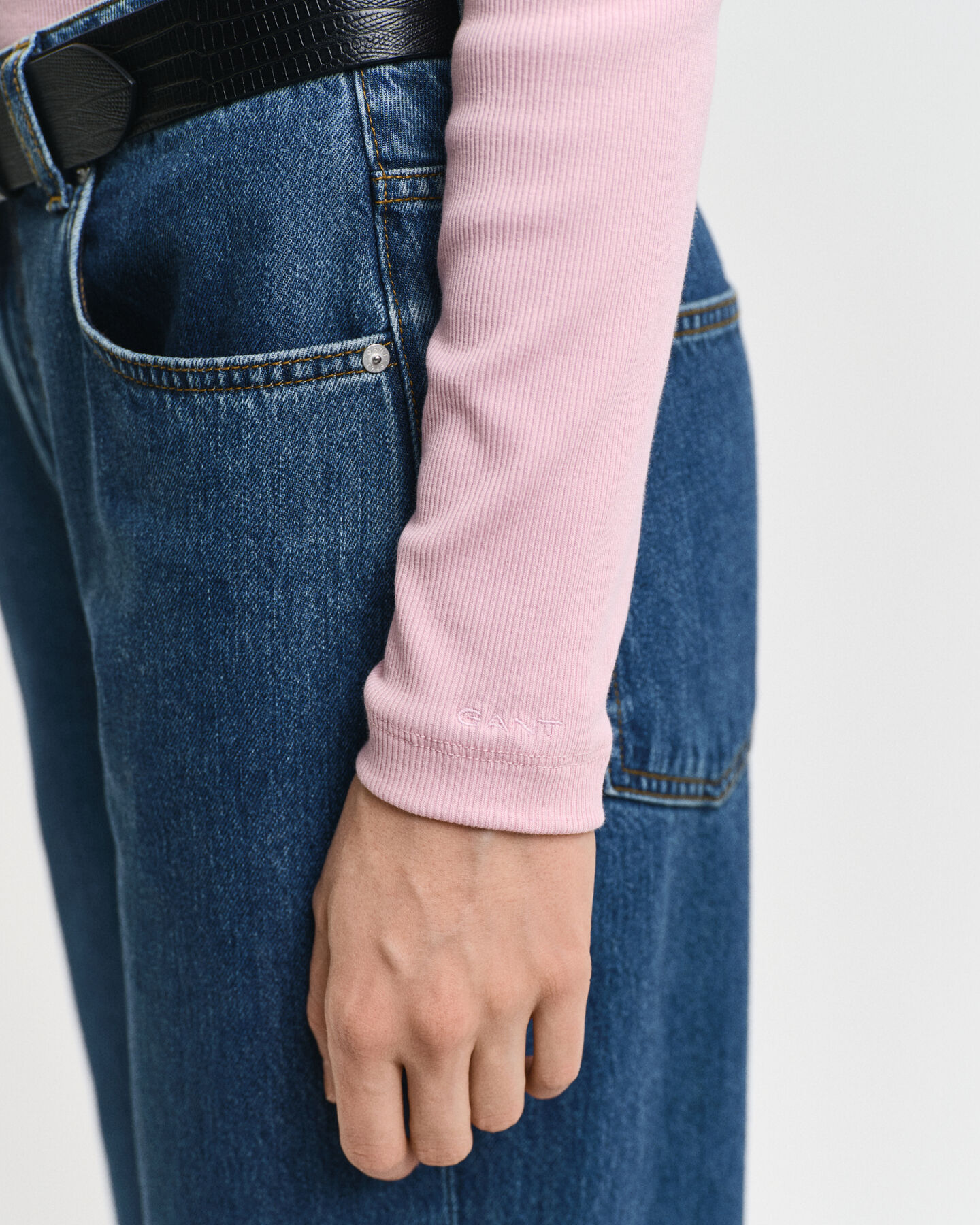 Camiseta acanalada con cuello de cisne y manga larga