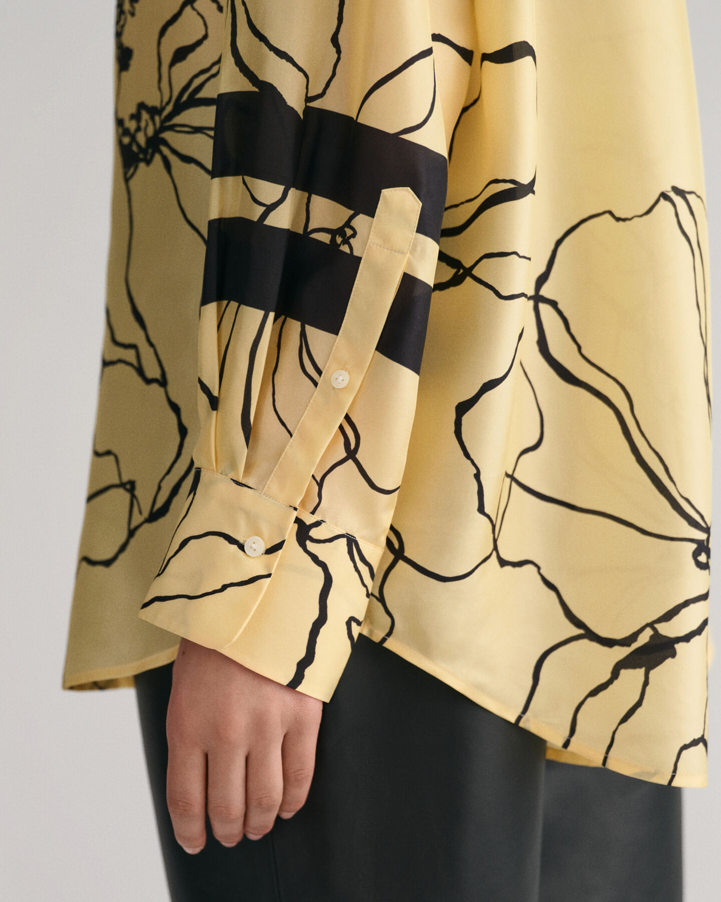 Camisa extragrande de seda Line Drawing