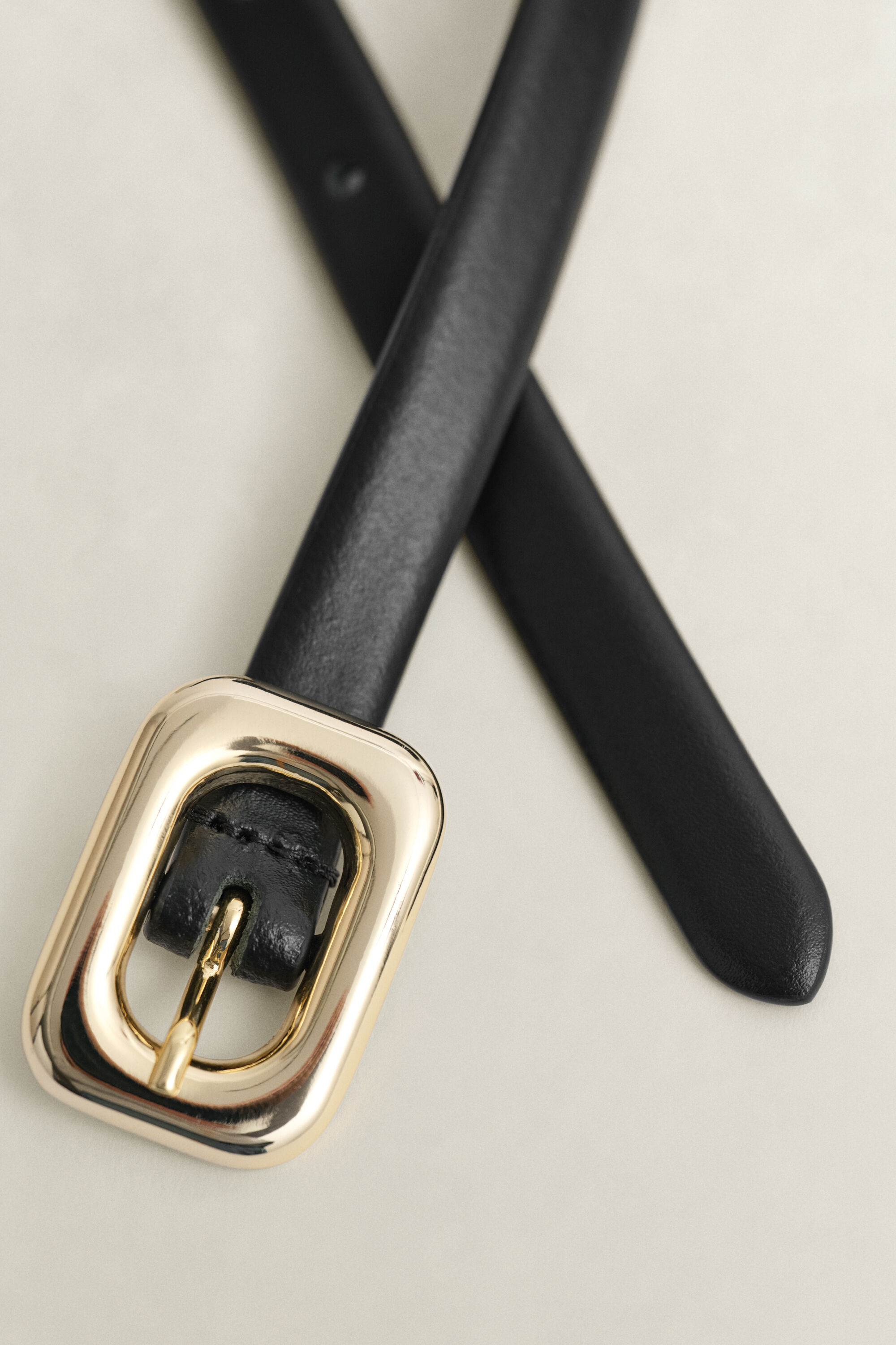 Cinturón de piel con hebilla redondeada