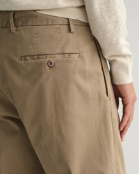 Pantalones de traje Relaxed Fit de algod&oacute;n ajustados en el bajo