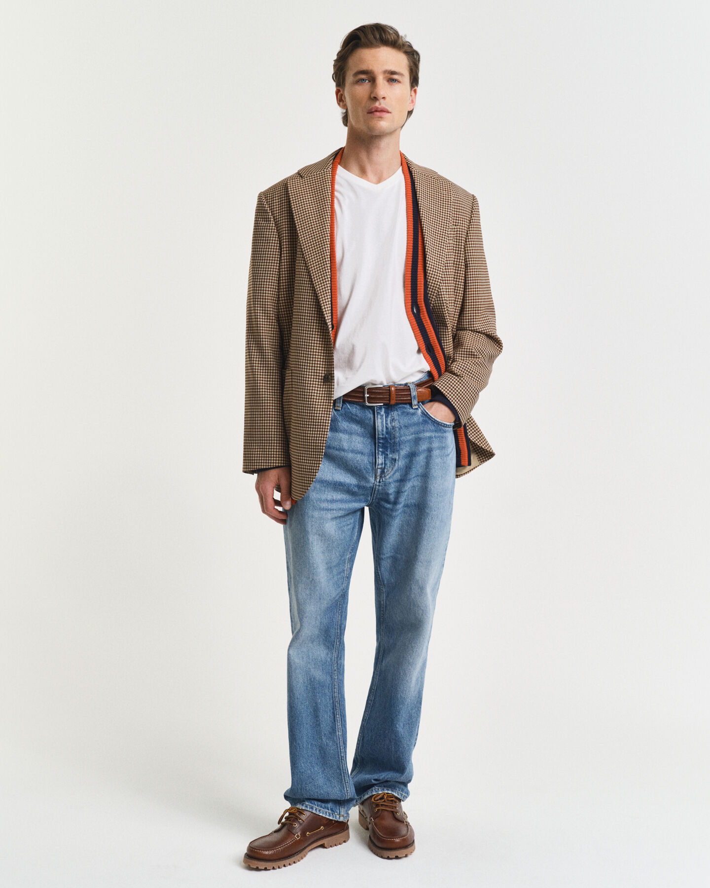 Camiseta Slim Fit Shield con cuello de pico