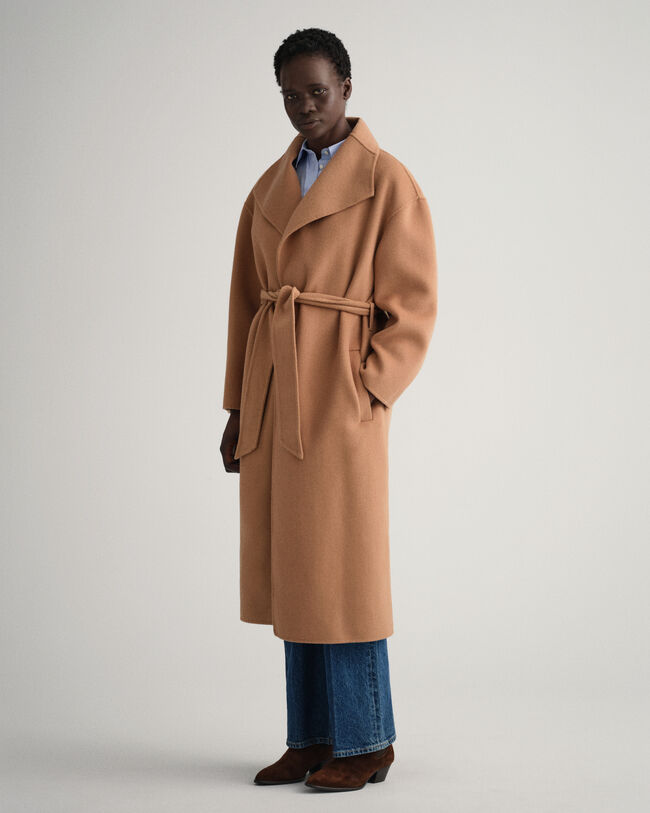 Abrigo cosido a mano con cintur&oacute;n