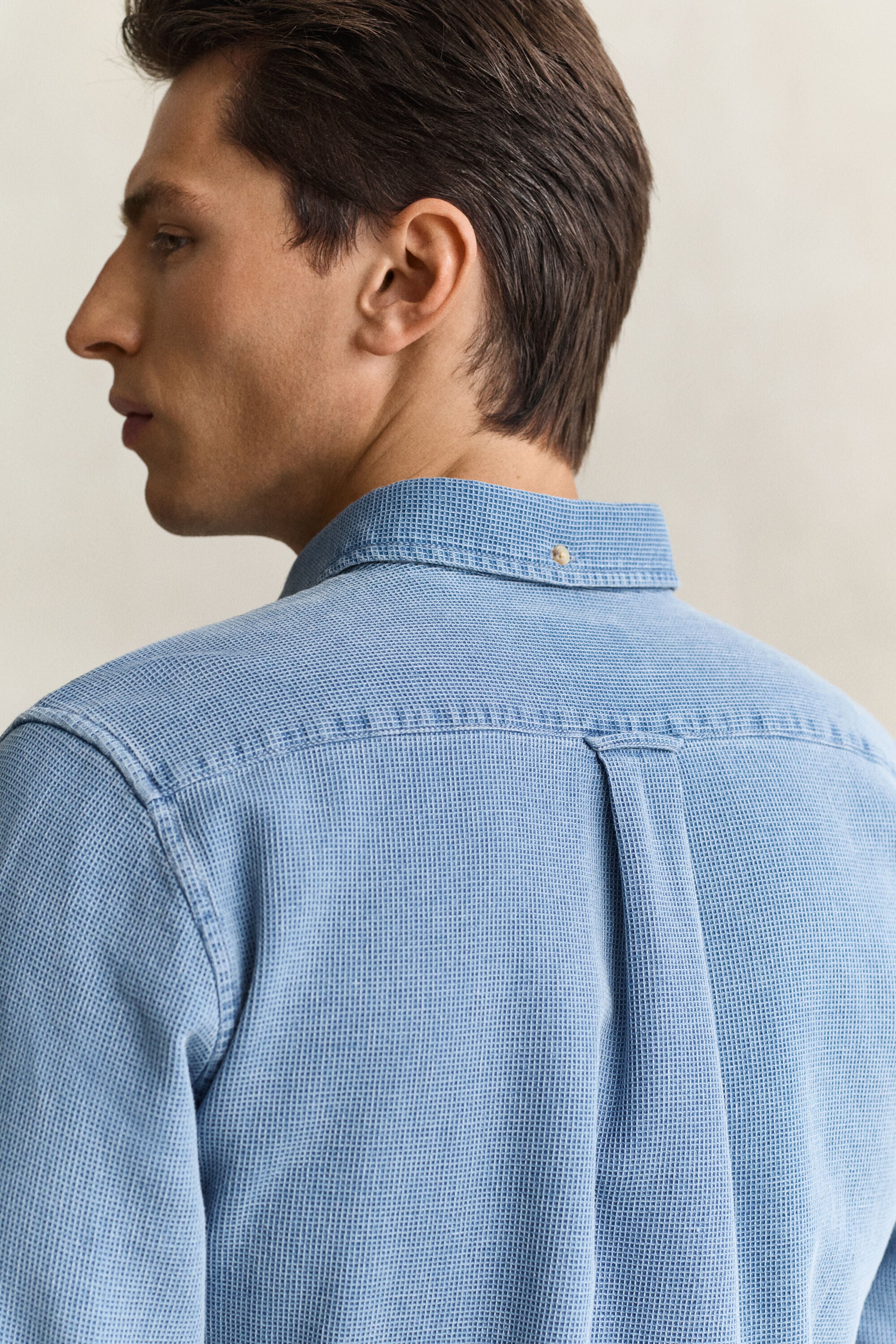 Camisa añil con textura de nido de abeja