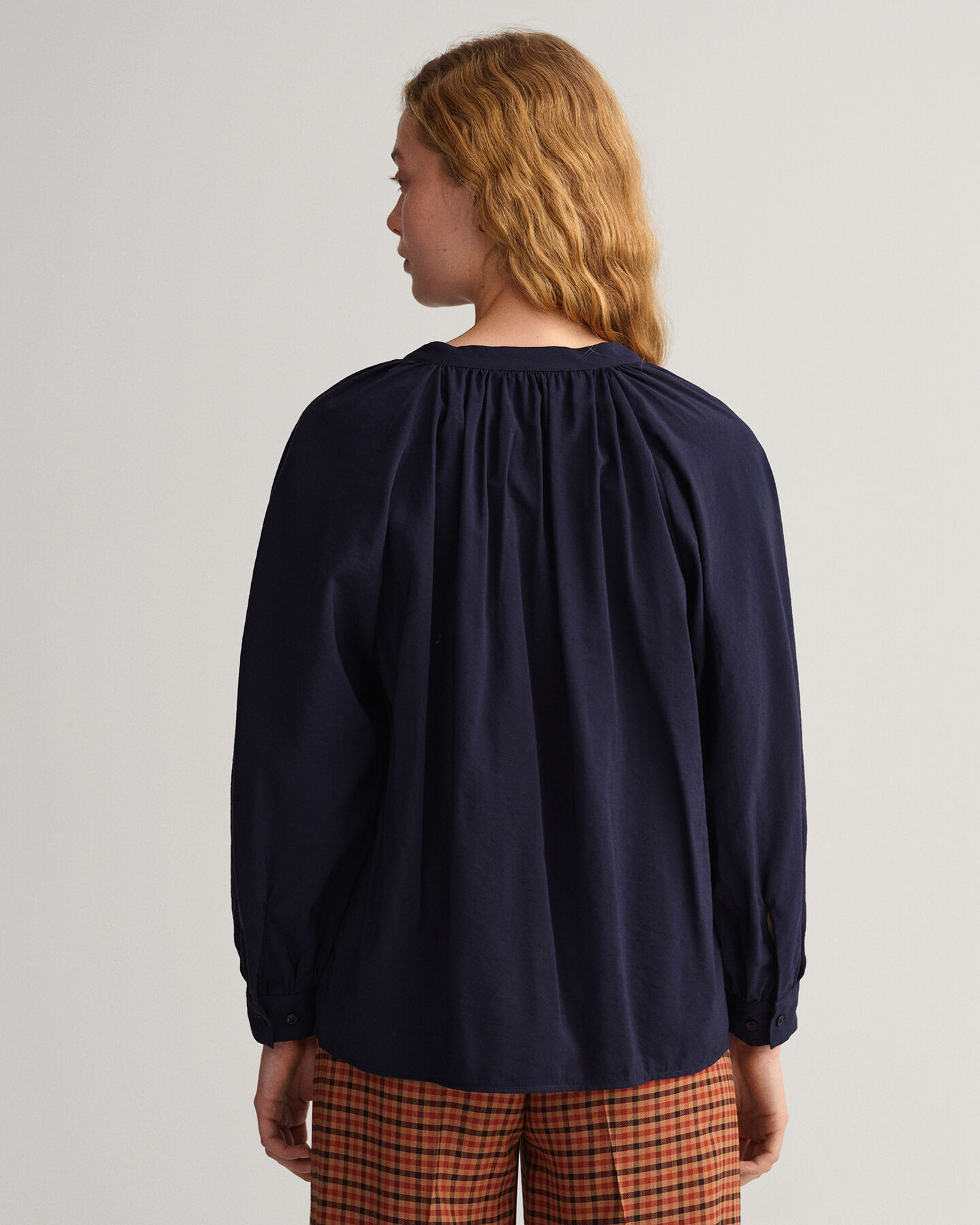 Blusa con cuello recto