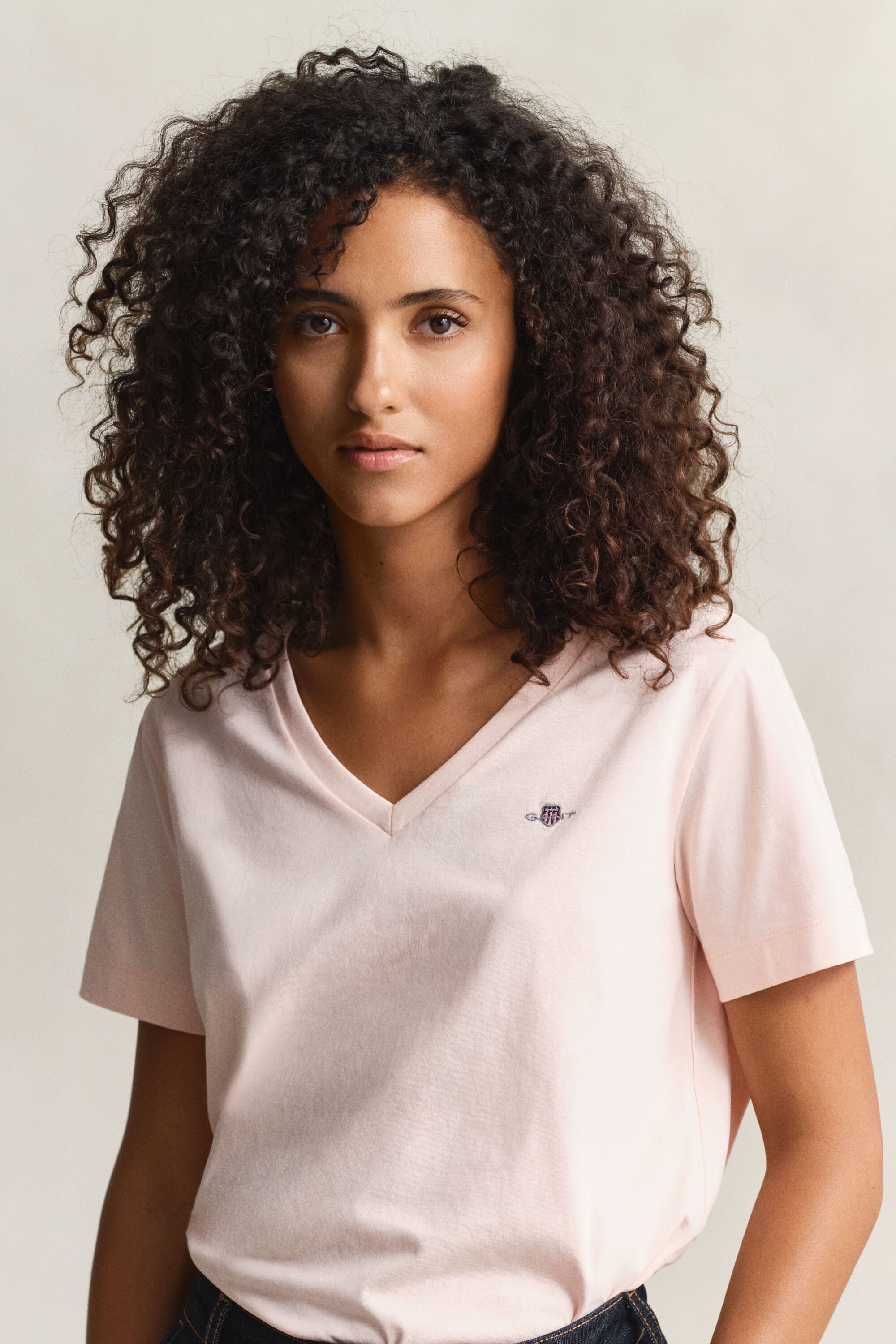 Camiseta Shield con cuello de pico