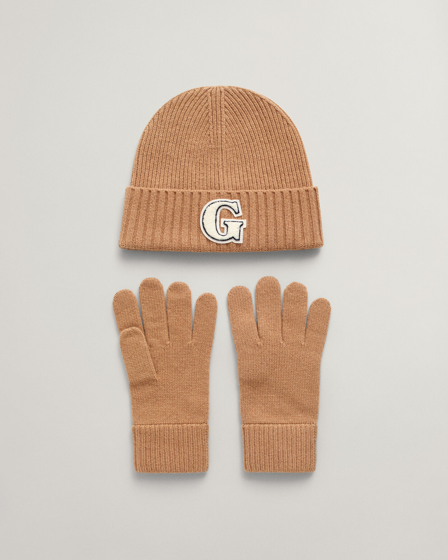 Set de regalo con gorro y guantes con insignia G