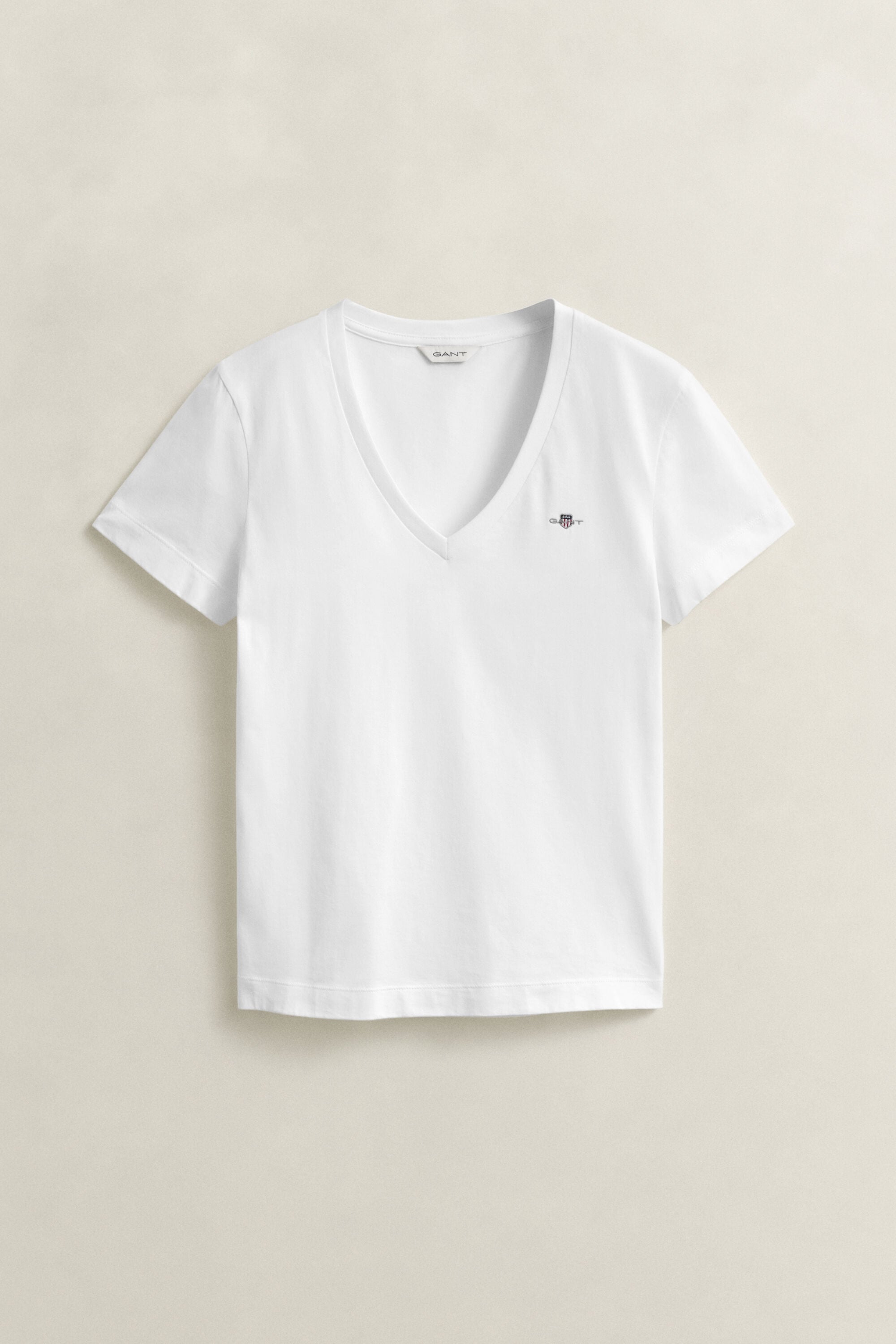 Camiseta Shield con cuello de pico