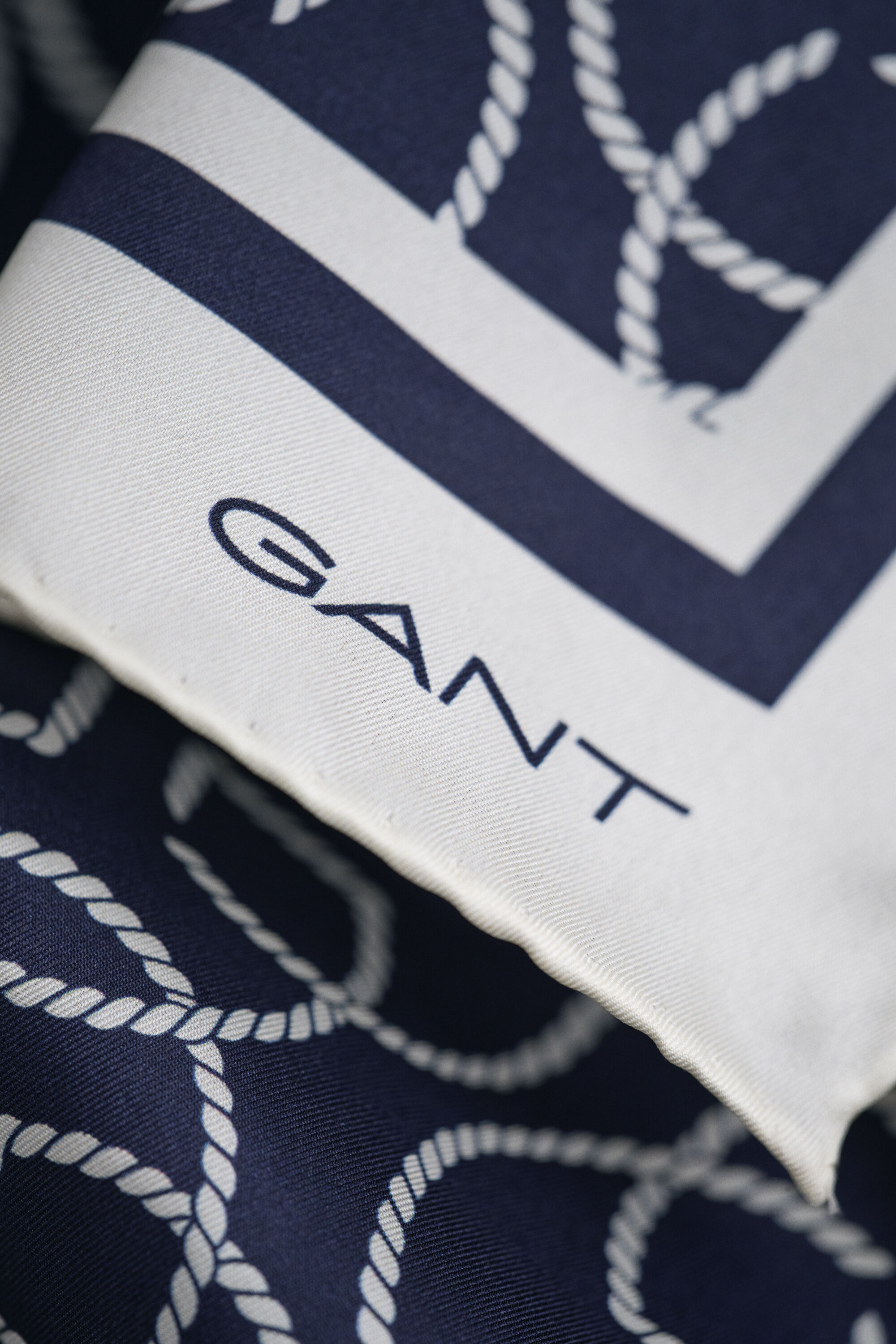 Pañuelo de seda con monograma