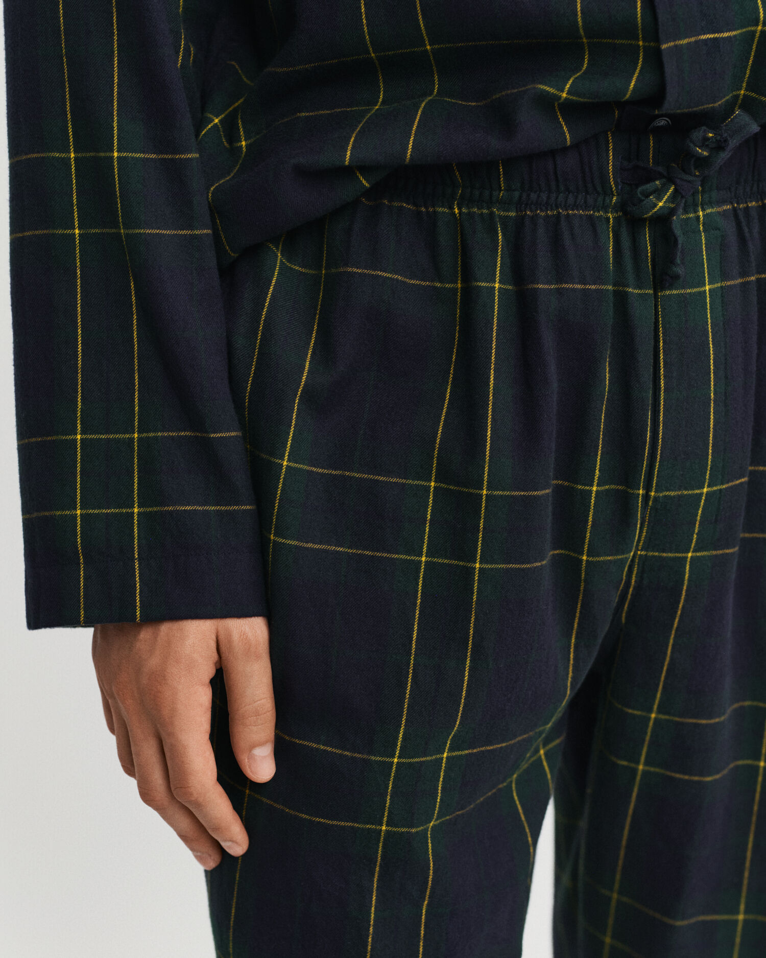 Caja de regalo con pijama de franela a cuadros