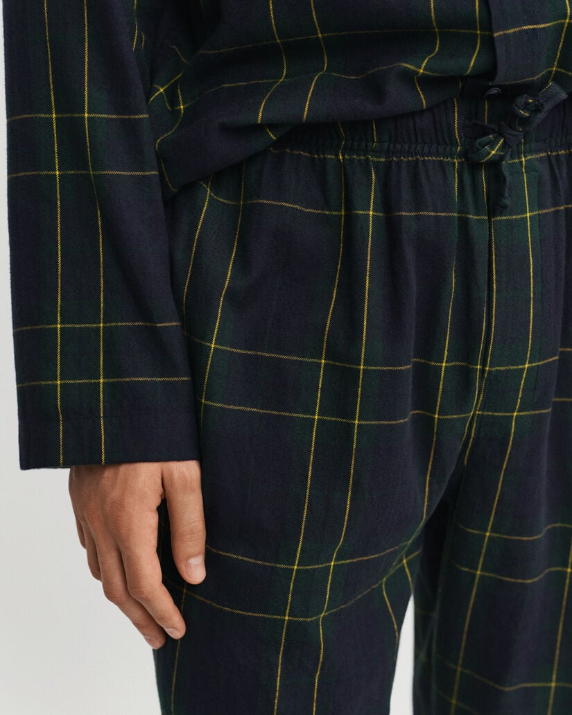 Caja de regalo con pijama de franela a cuadros