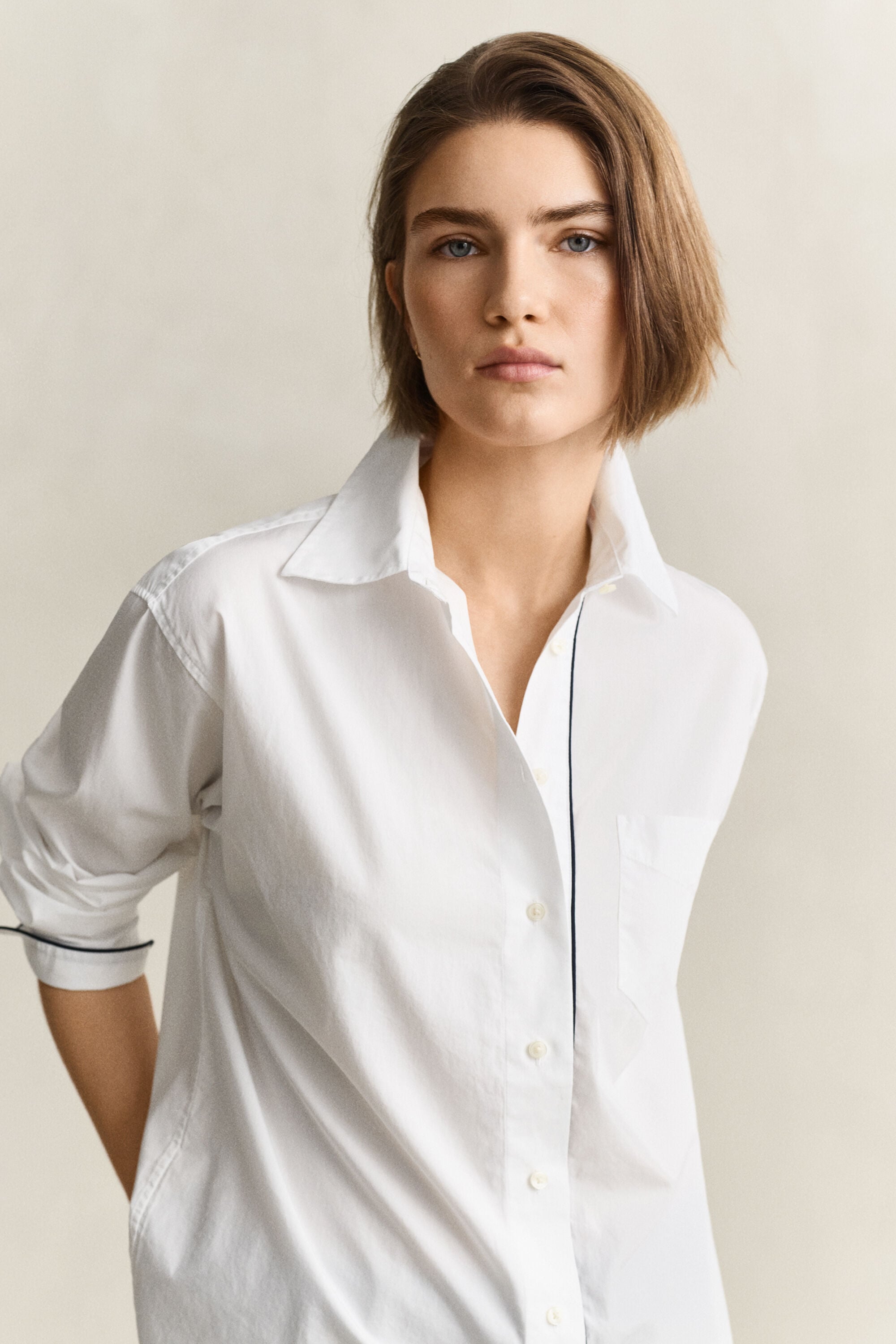 Camisa con detalle de ribetes