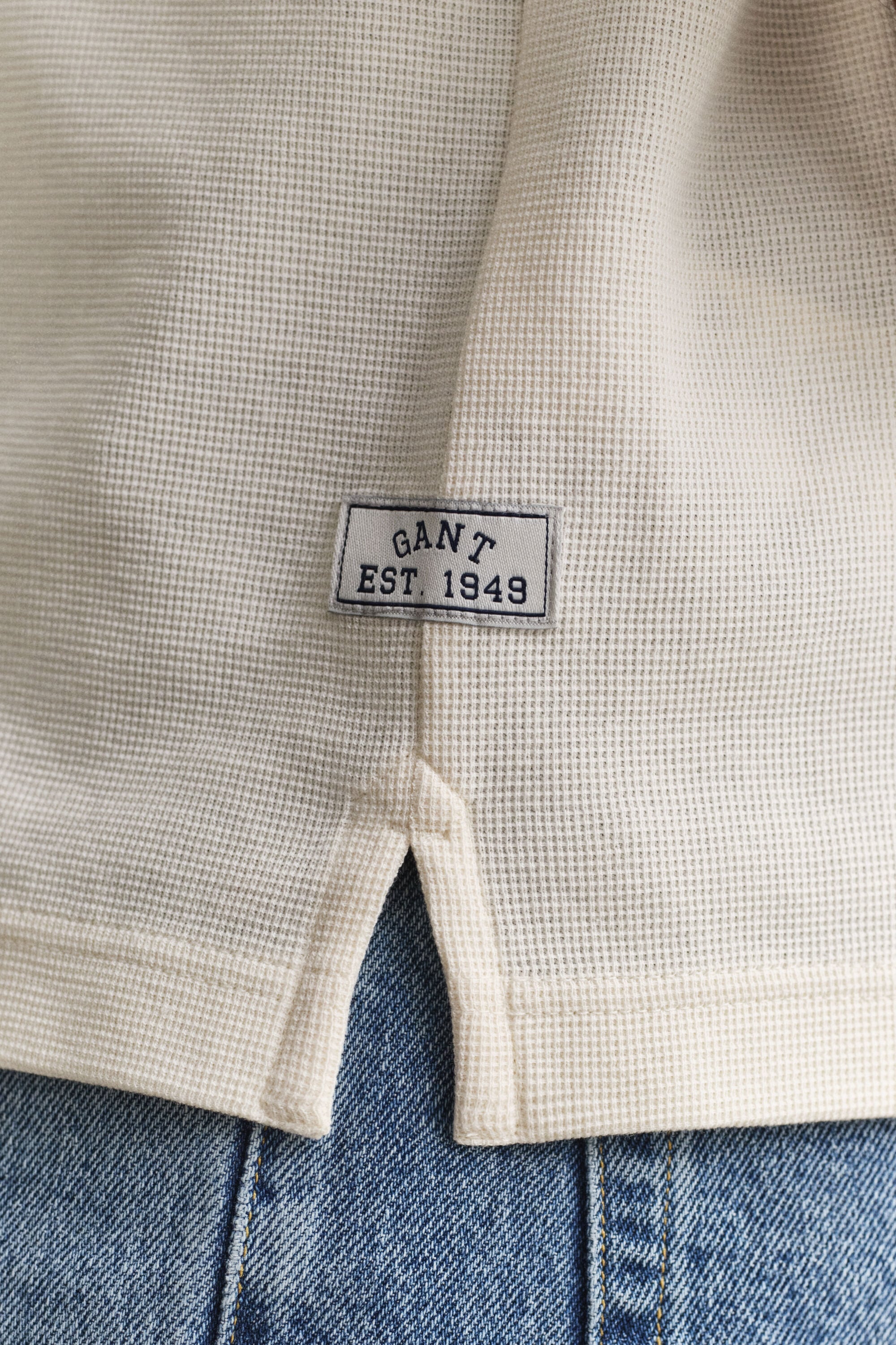 Polo con textura de nido de abeja