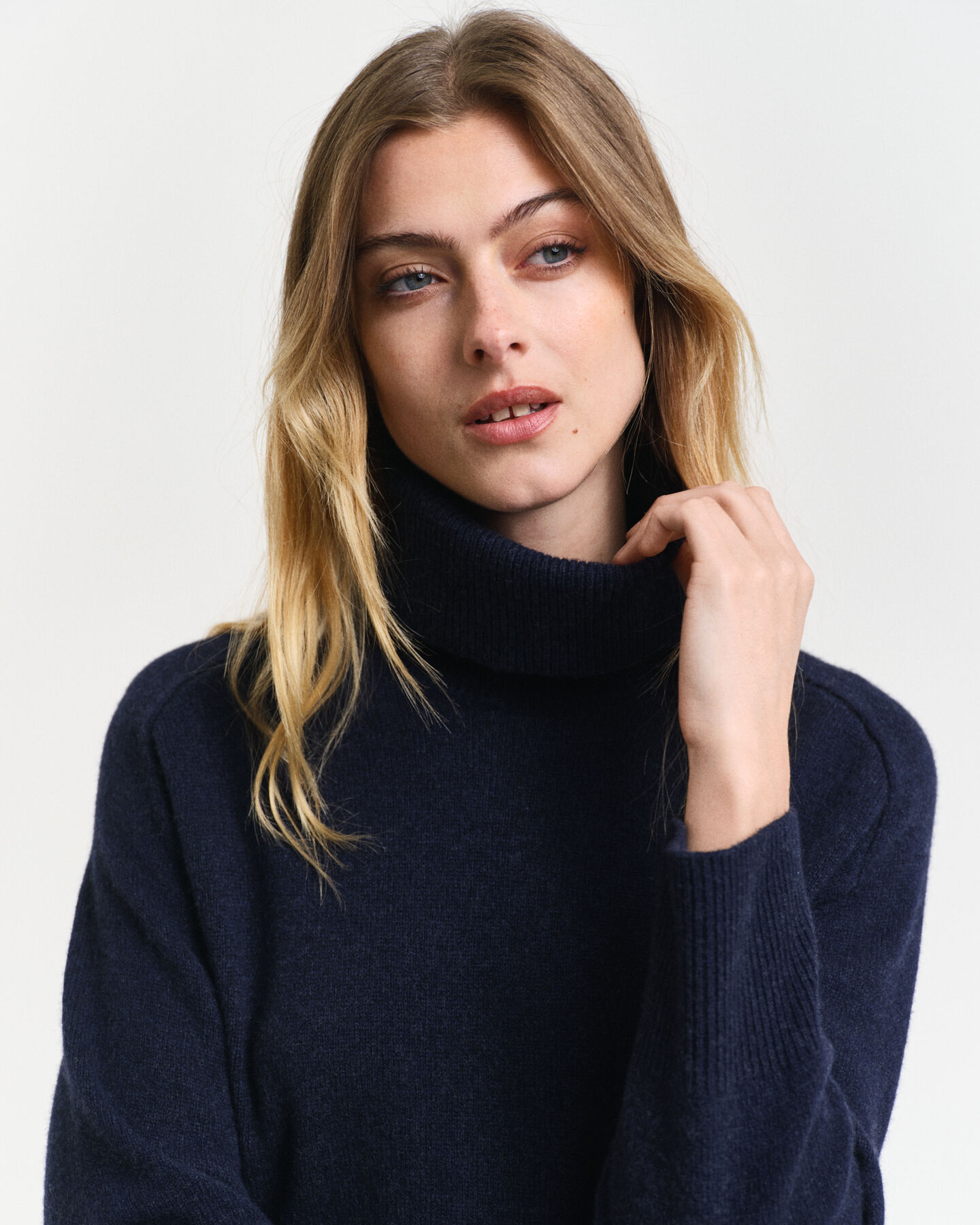 Vestido de cuello de cisne con detalle de espiga