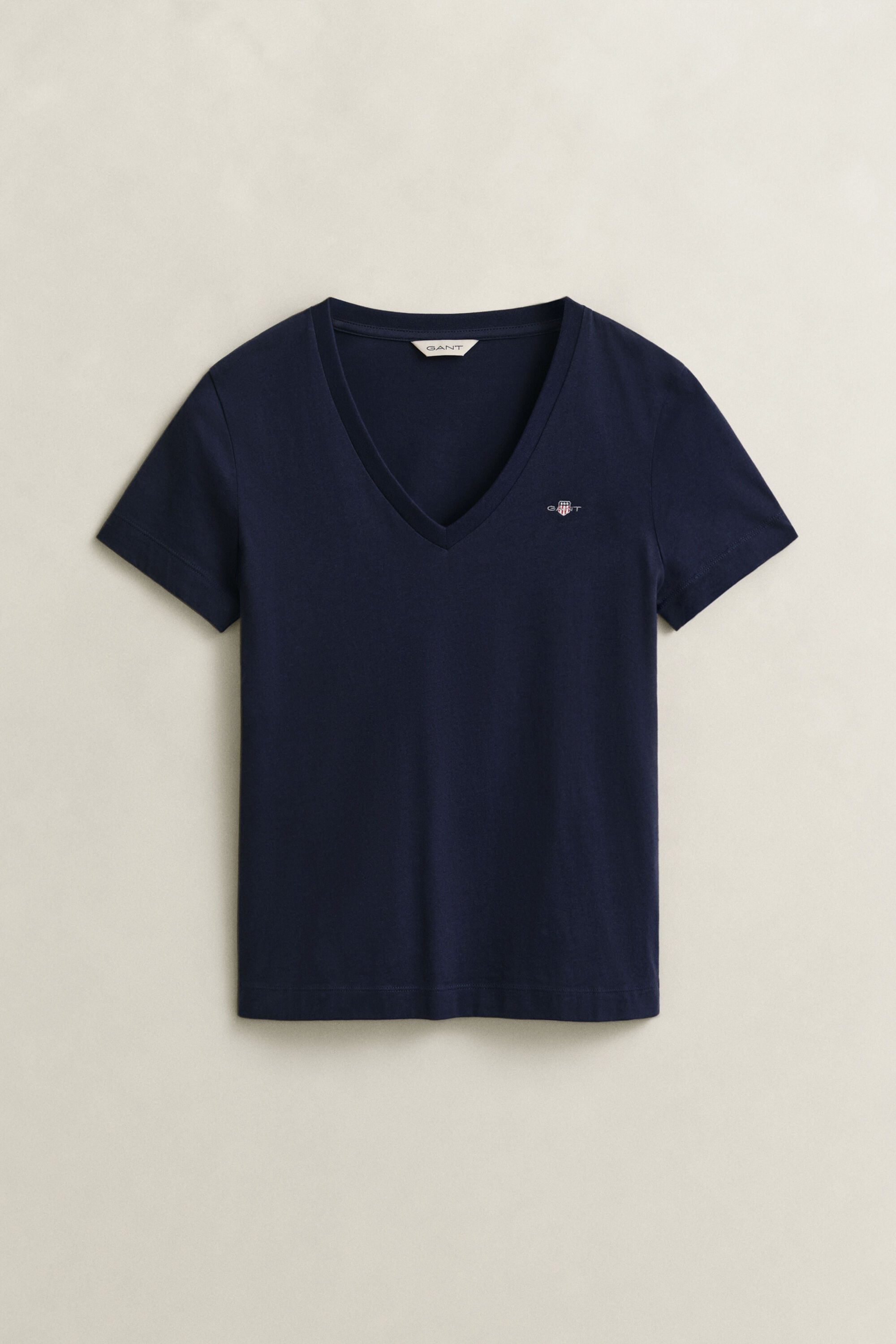 Camiseta Shield con cuello de pico