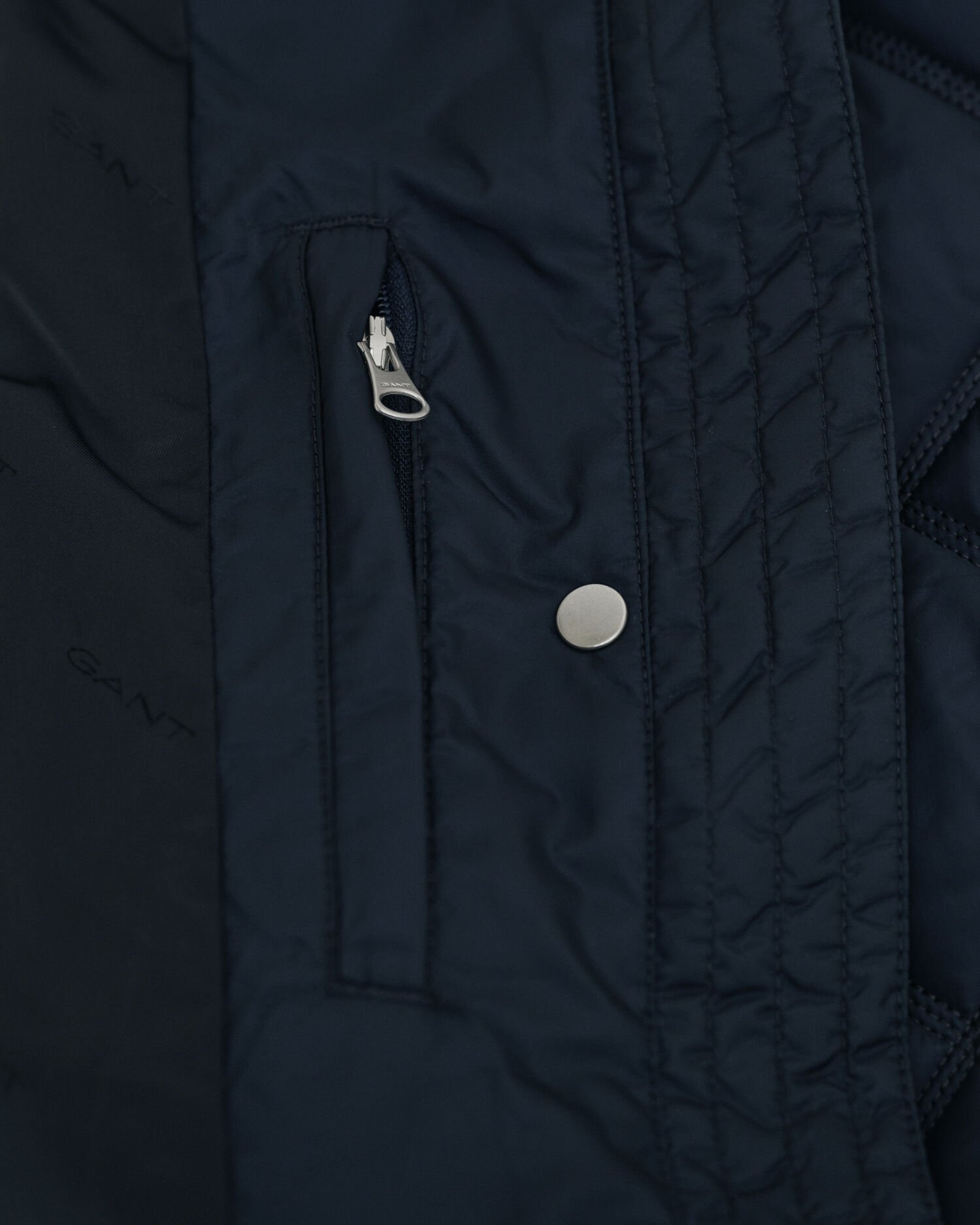 Abrigo acolchado con ribete de pana