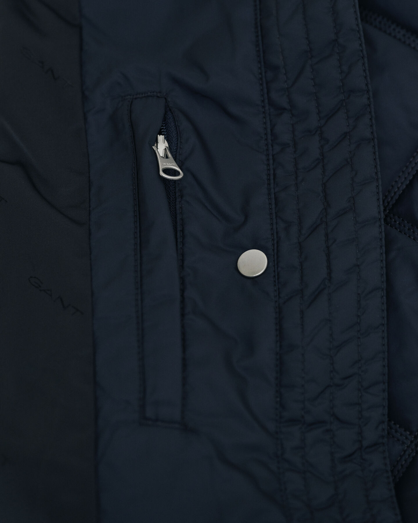 Abrigo acolchado con ribete de pana