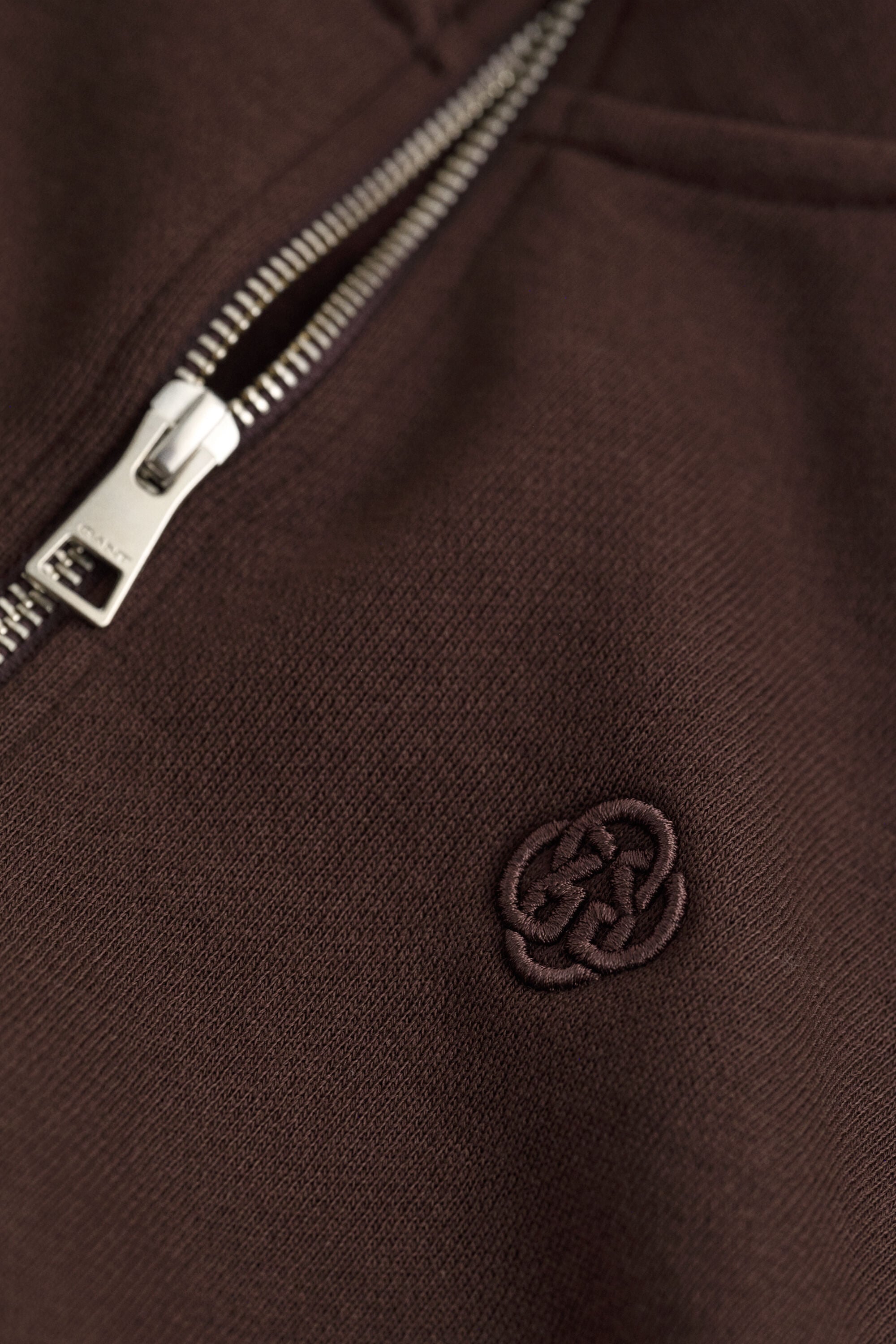 Sudadera con bordado y media cremallera