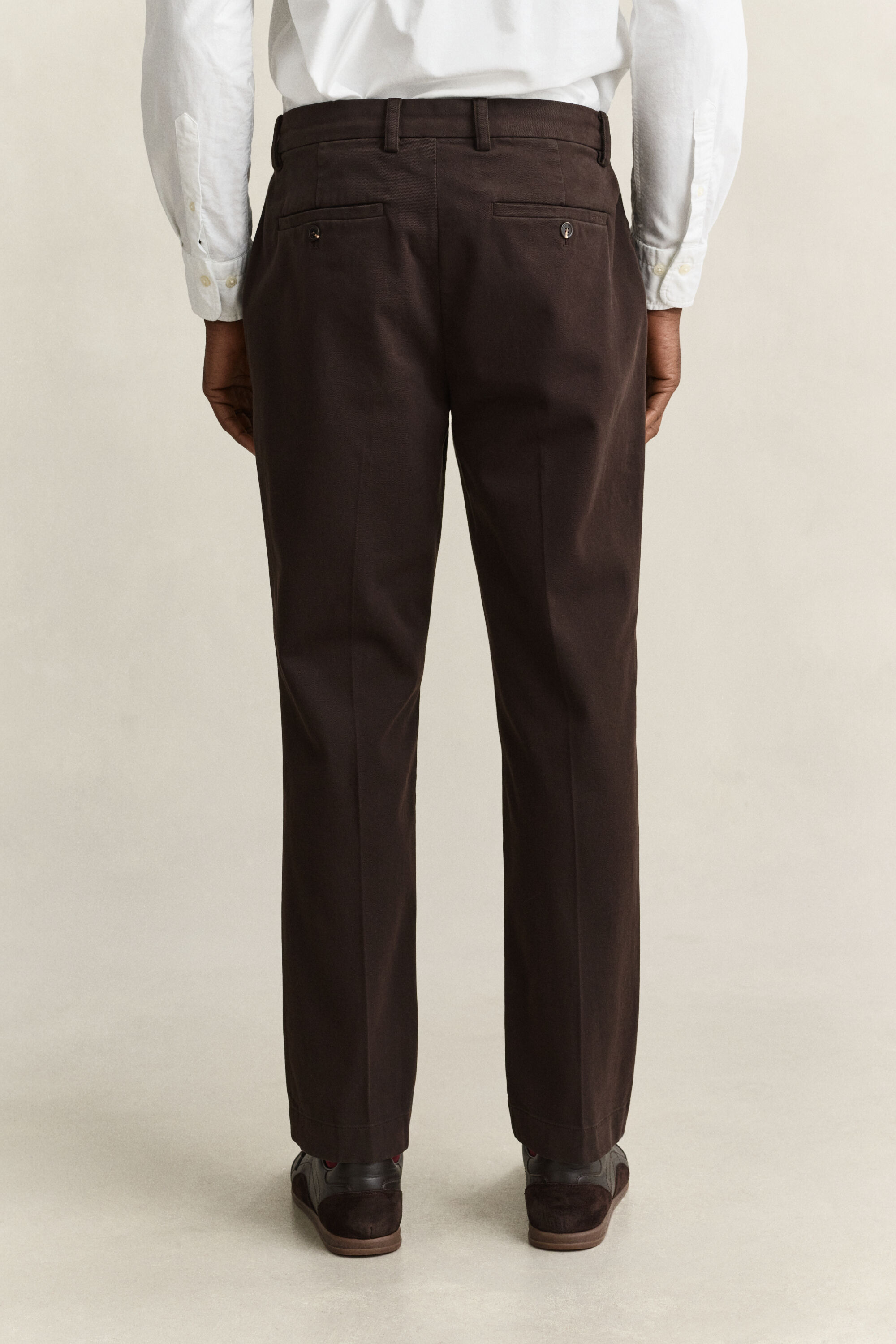 Pantalones chinos ajustados en el bajo