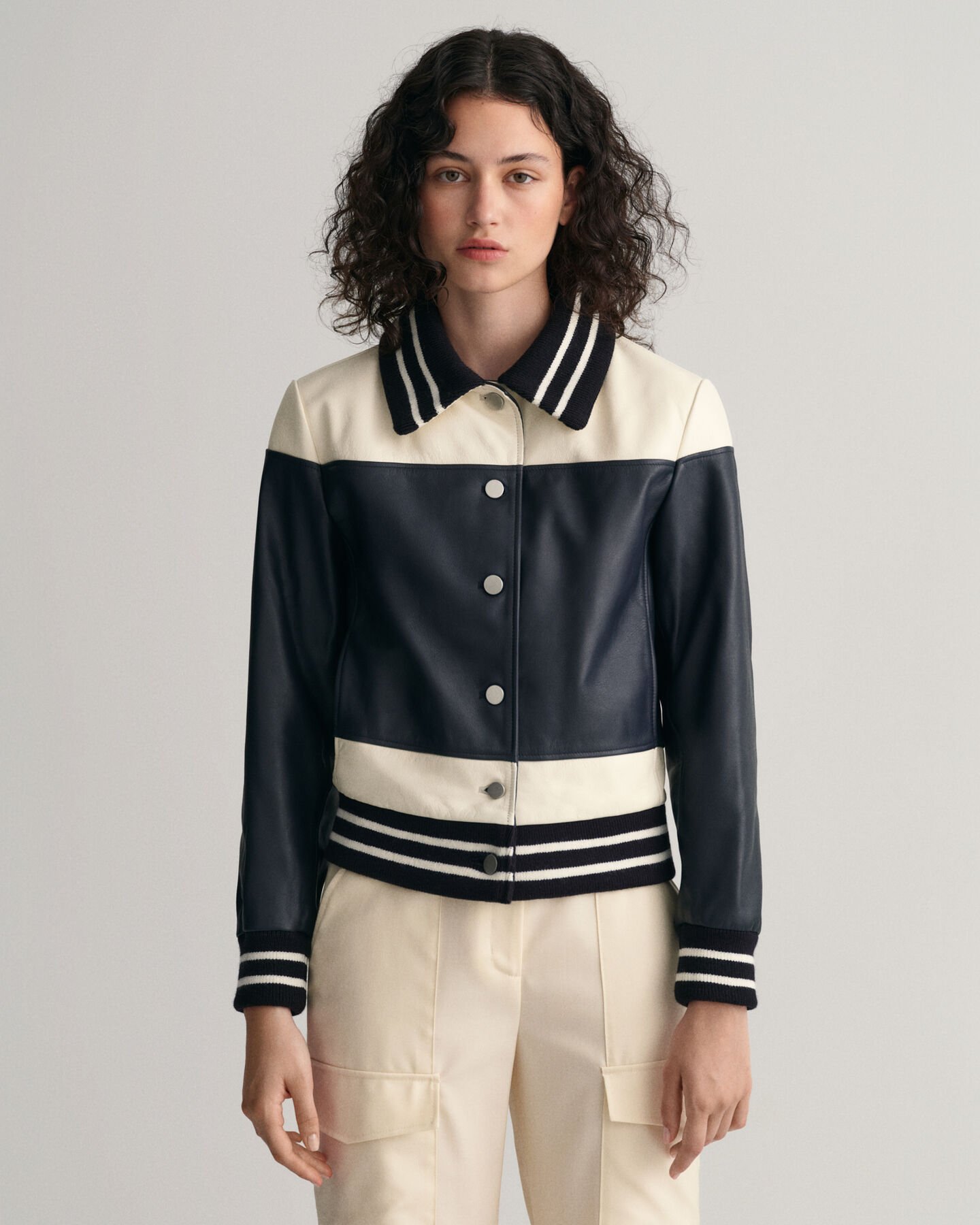 Cazadora de piel con diseño de bloques