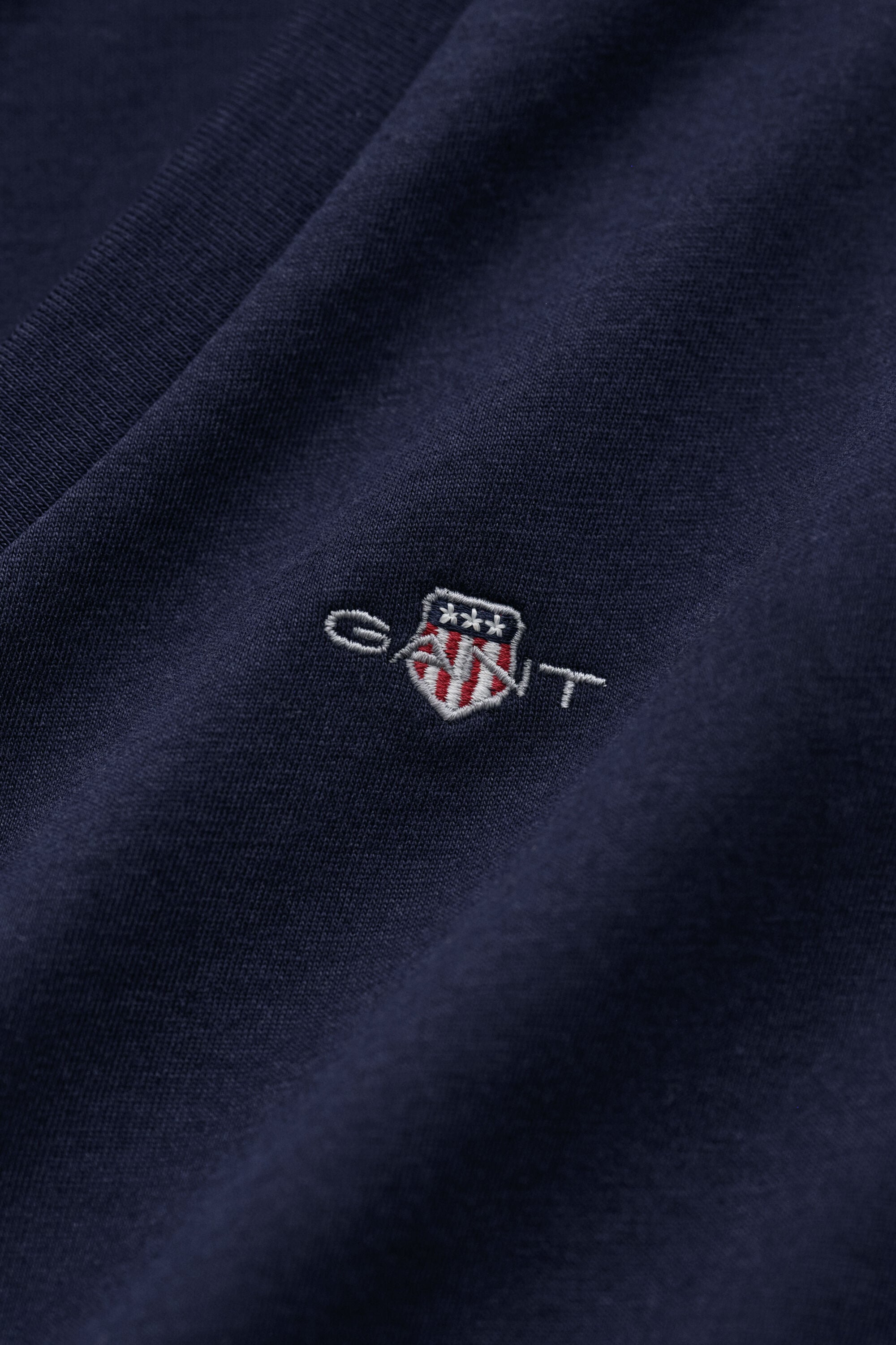 Camiseta Shield con cuello de pico