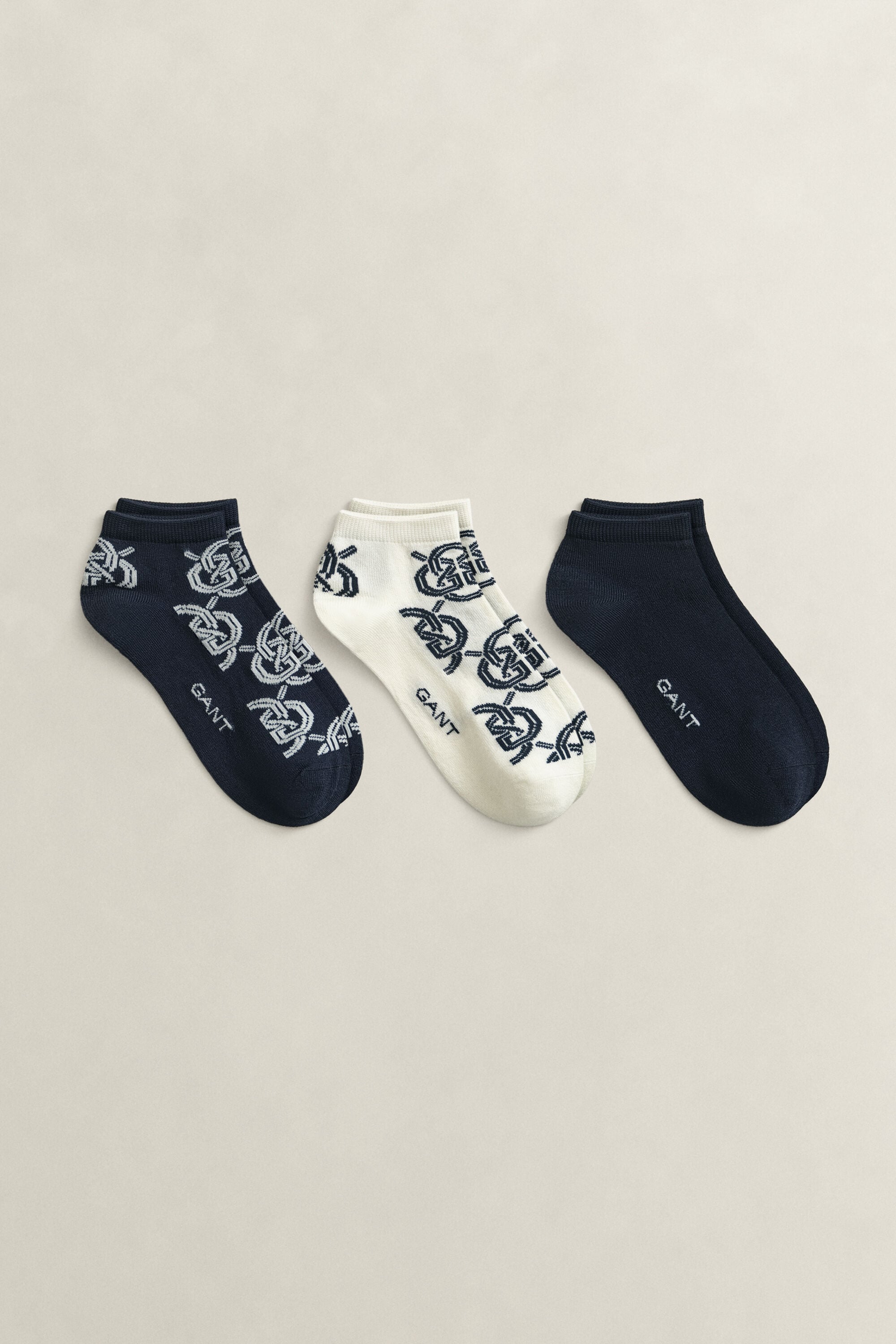 Paquete de tres pares de calcetines tobilleros con diseño de monograma