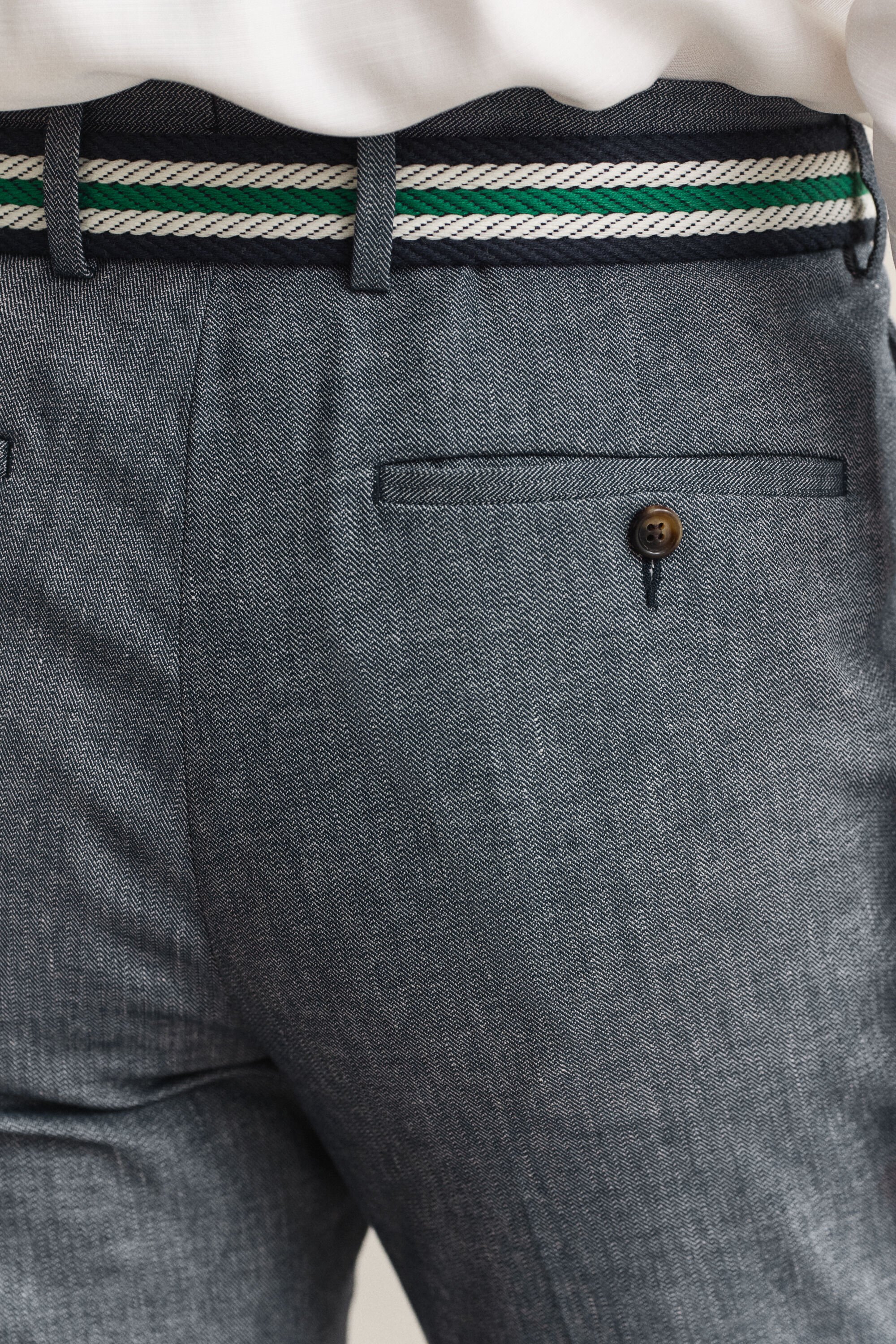 Pantalones de traje añil con diseño de espiga