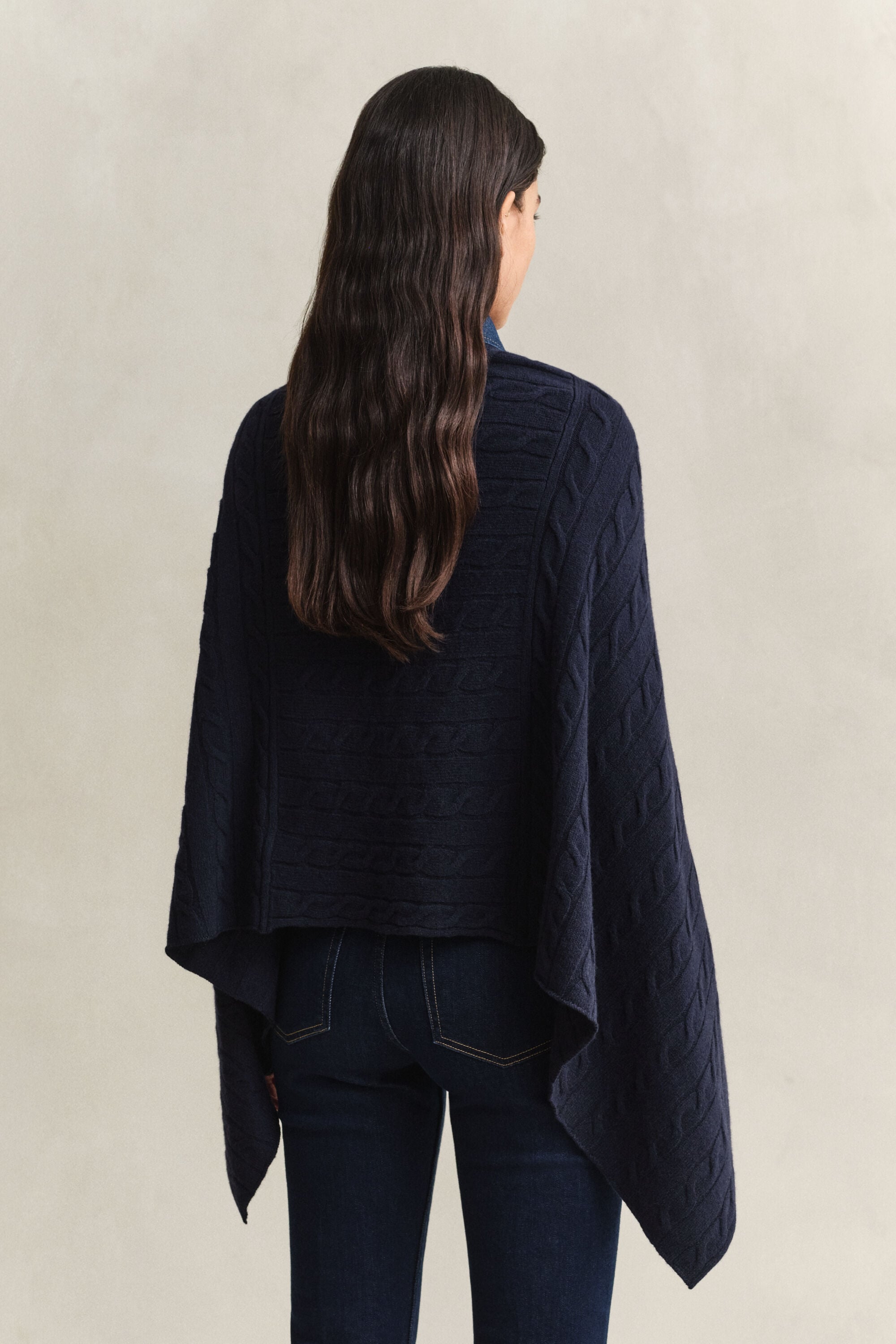 Poncho de punto de ochos de lana