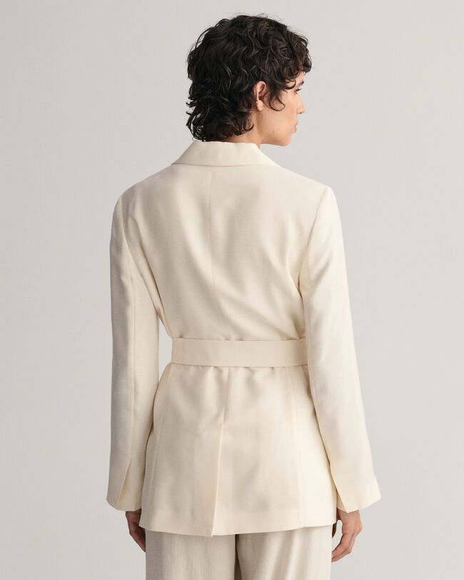 Americana Regular Fit Fluid con cintur&oacute;n