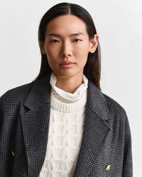 Abrigo de cuadros cosido a mano