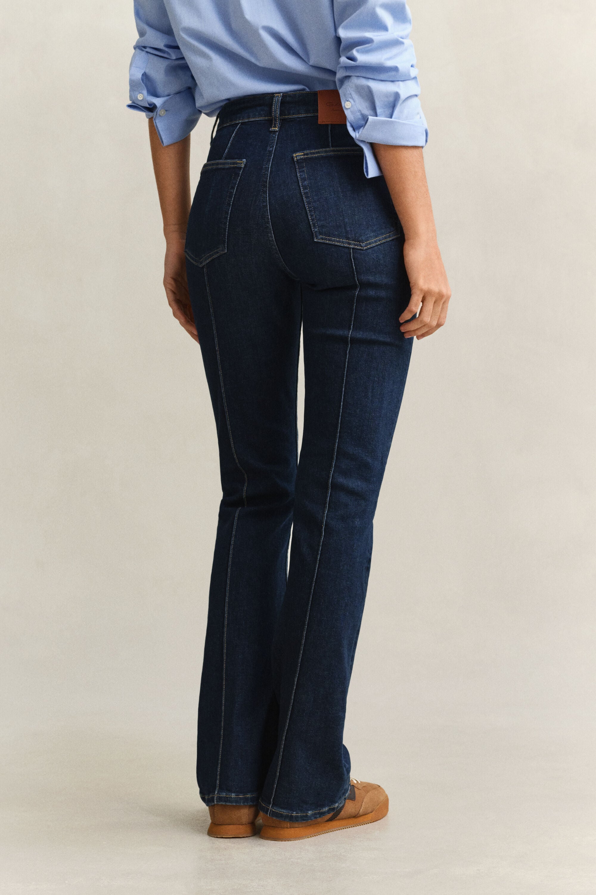 Vaqueros Slim Fit acampanados con pinzas