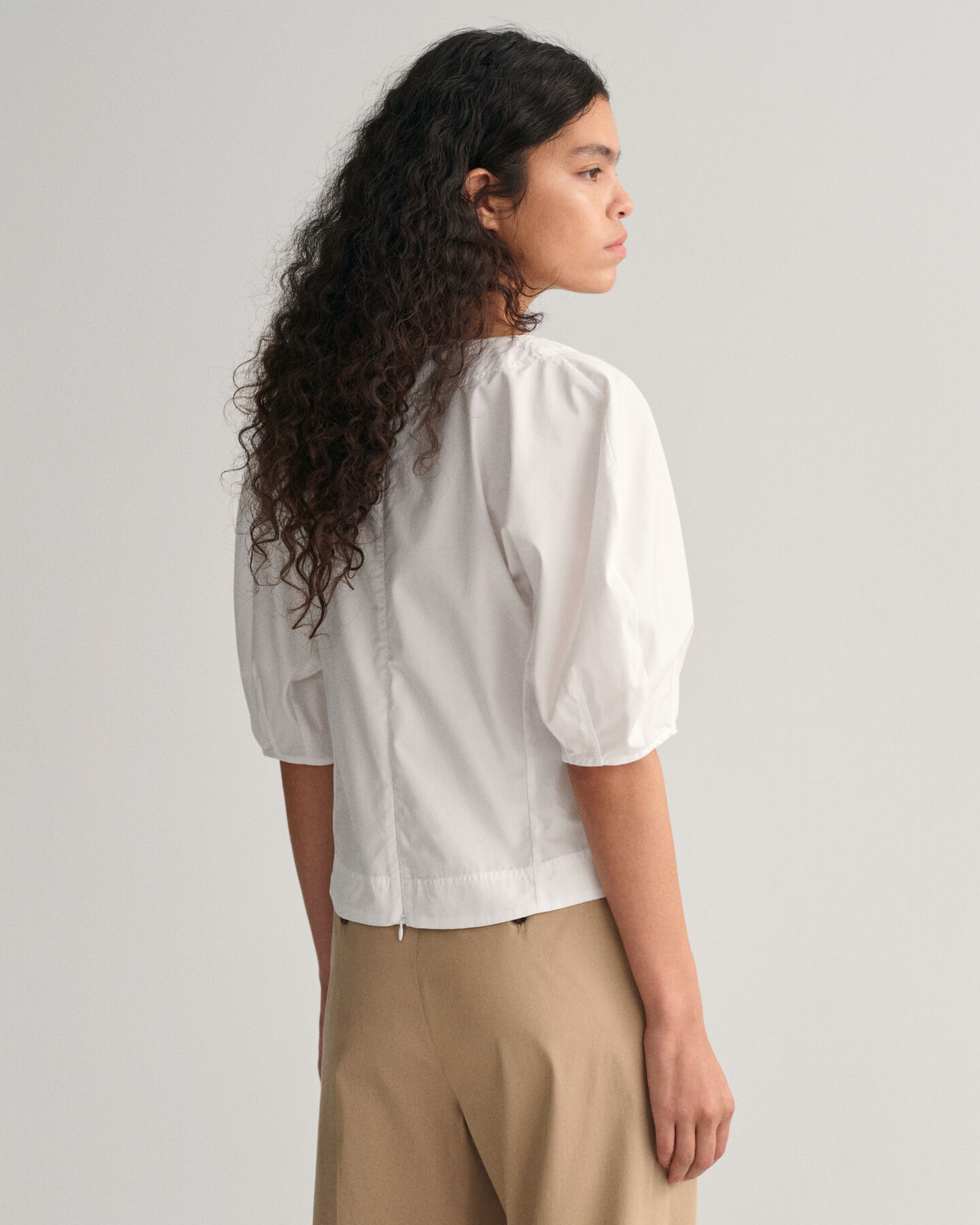 Top con cuello de pico y manga globo