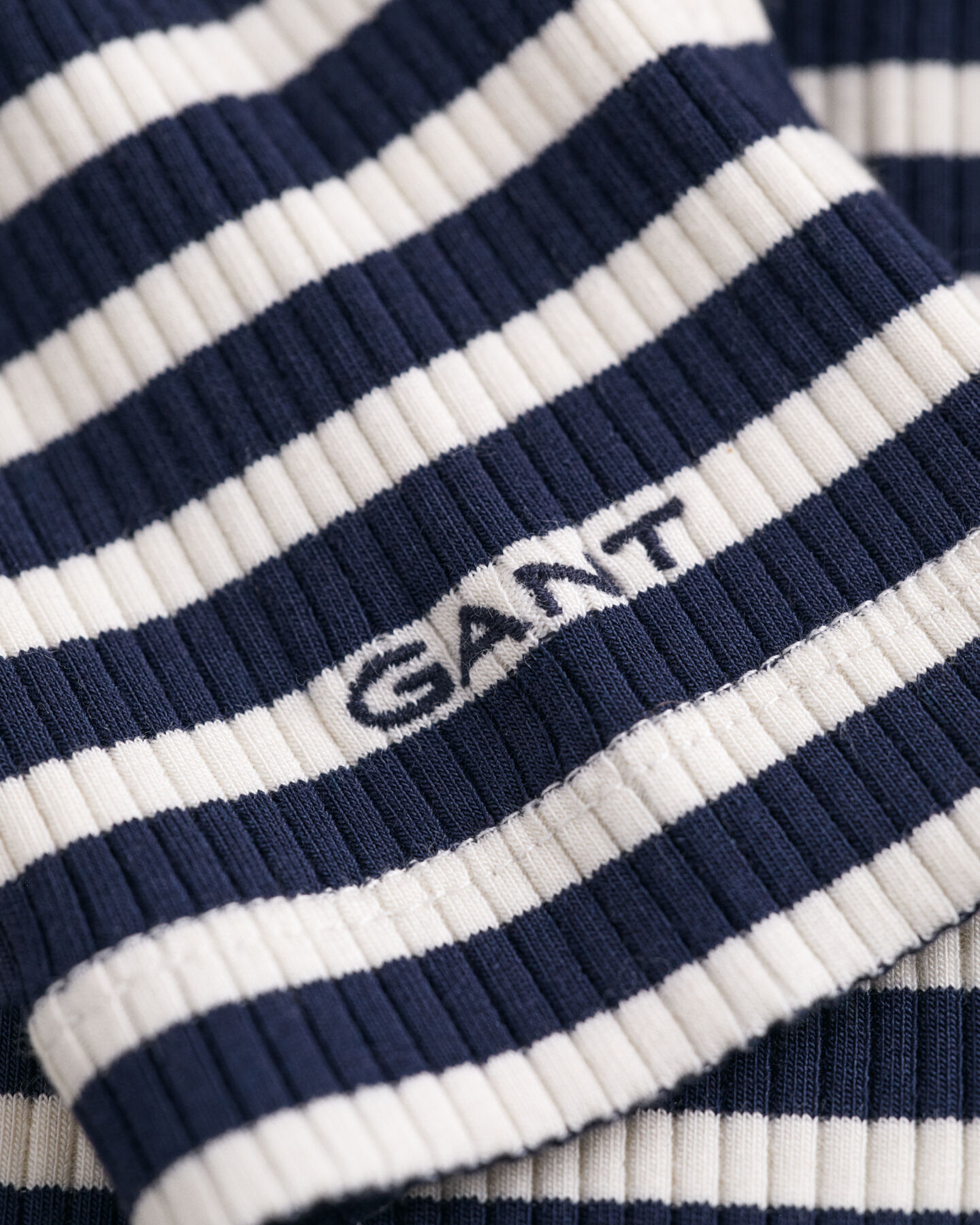 Camiseta acanalada de rayas con cuello de cisne y manga larga