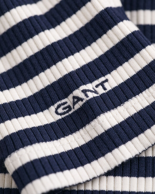 Camiseta acanalada de rayas con cuello de cisne y manga larga