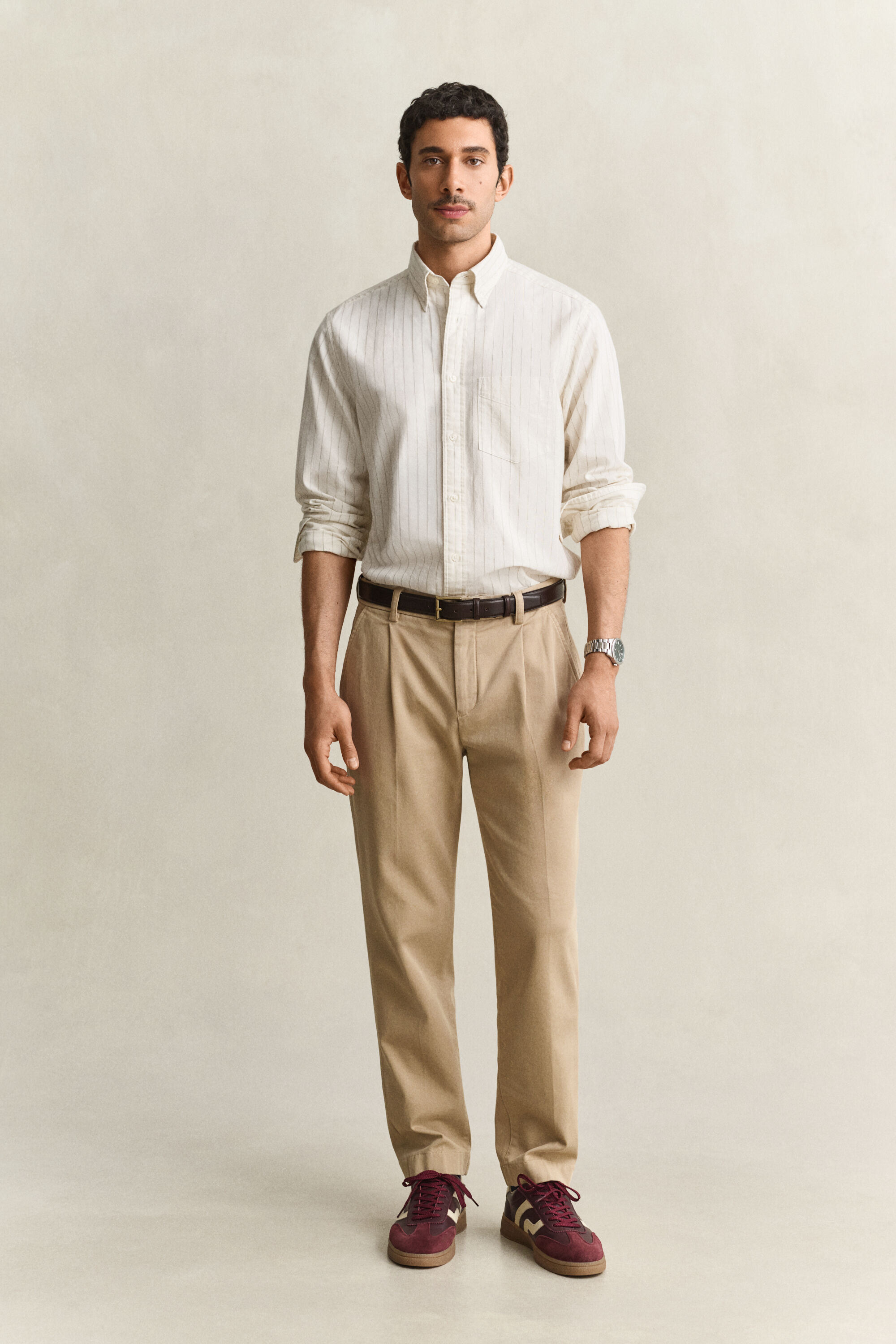 Pantalones chinos ajustados en el bajo