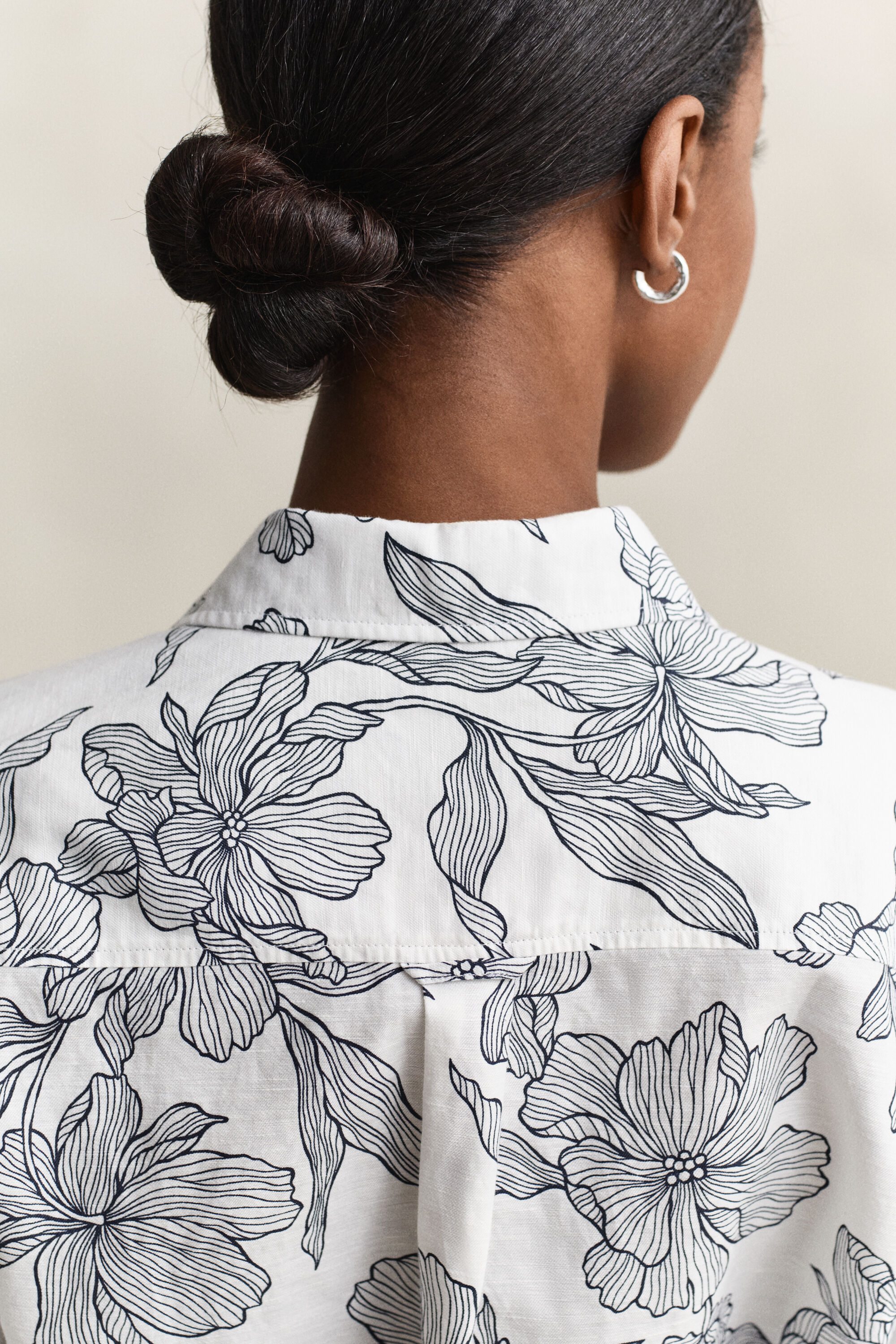 Vestido camisero de lino con estampado de flores