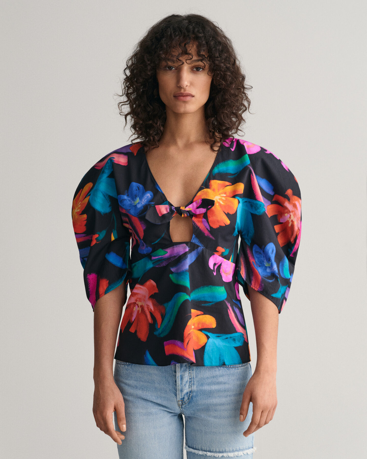Blusa con mangas volumen y estampado de flores