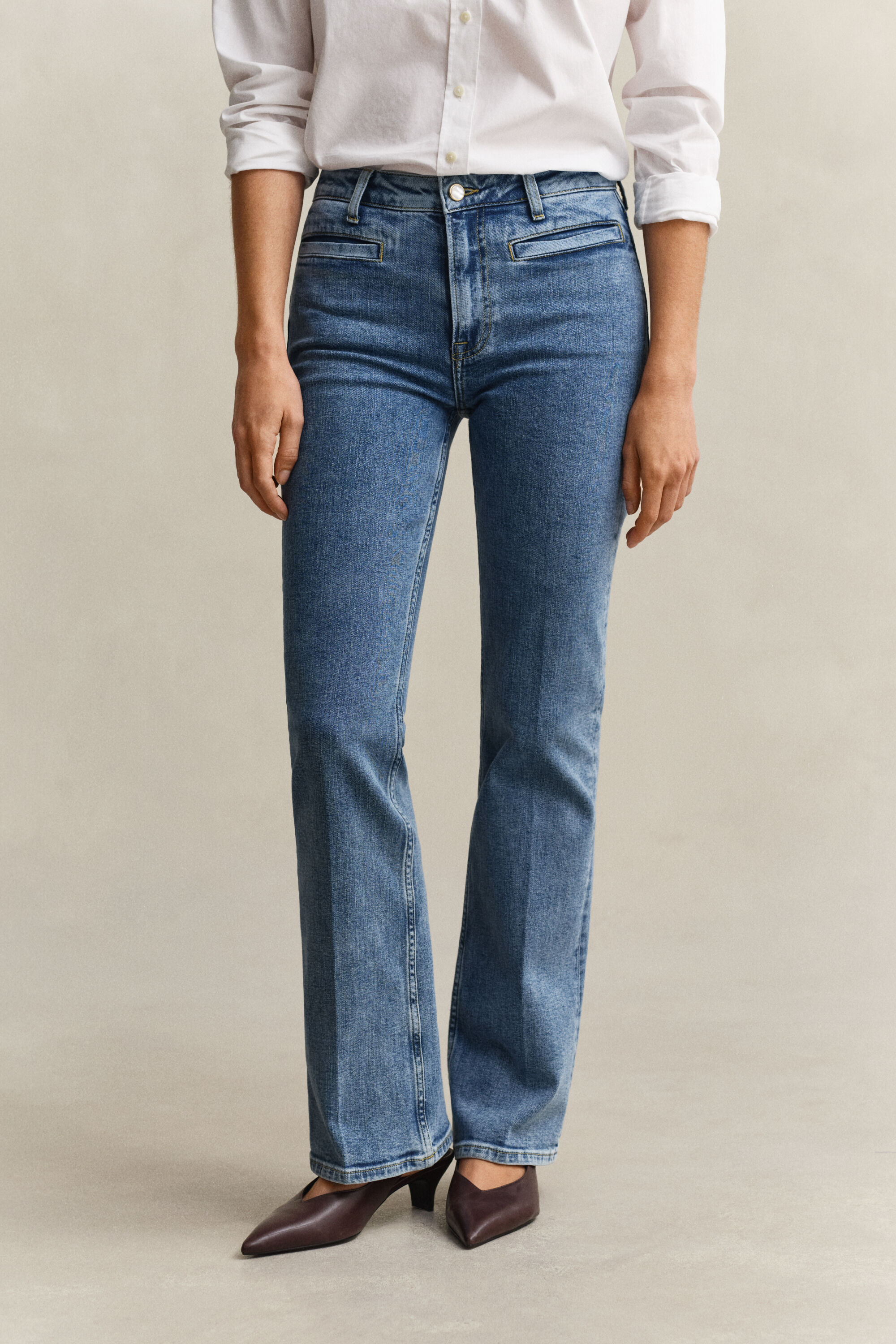 Vaqueros acampanados con monograma