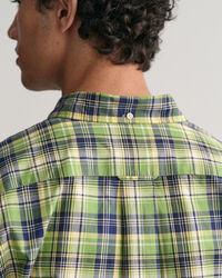 Camisa Regular Fit de popelina a cuadros de tama&ntilde;o medio