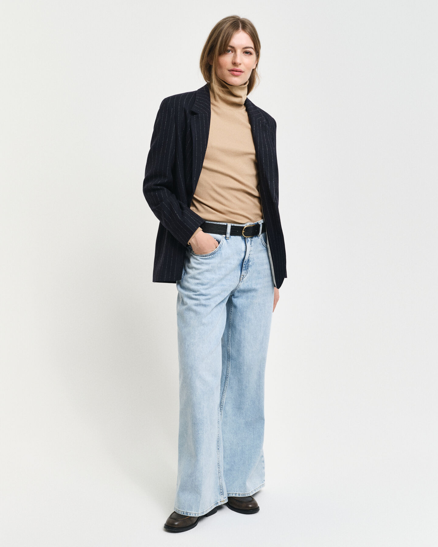 Camiseta acanalada con cuello de cisne y manga larga