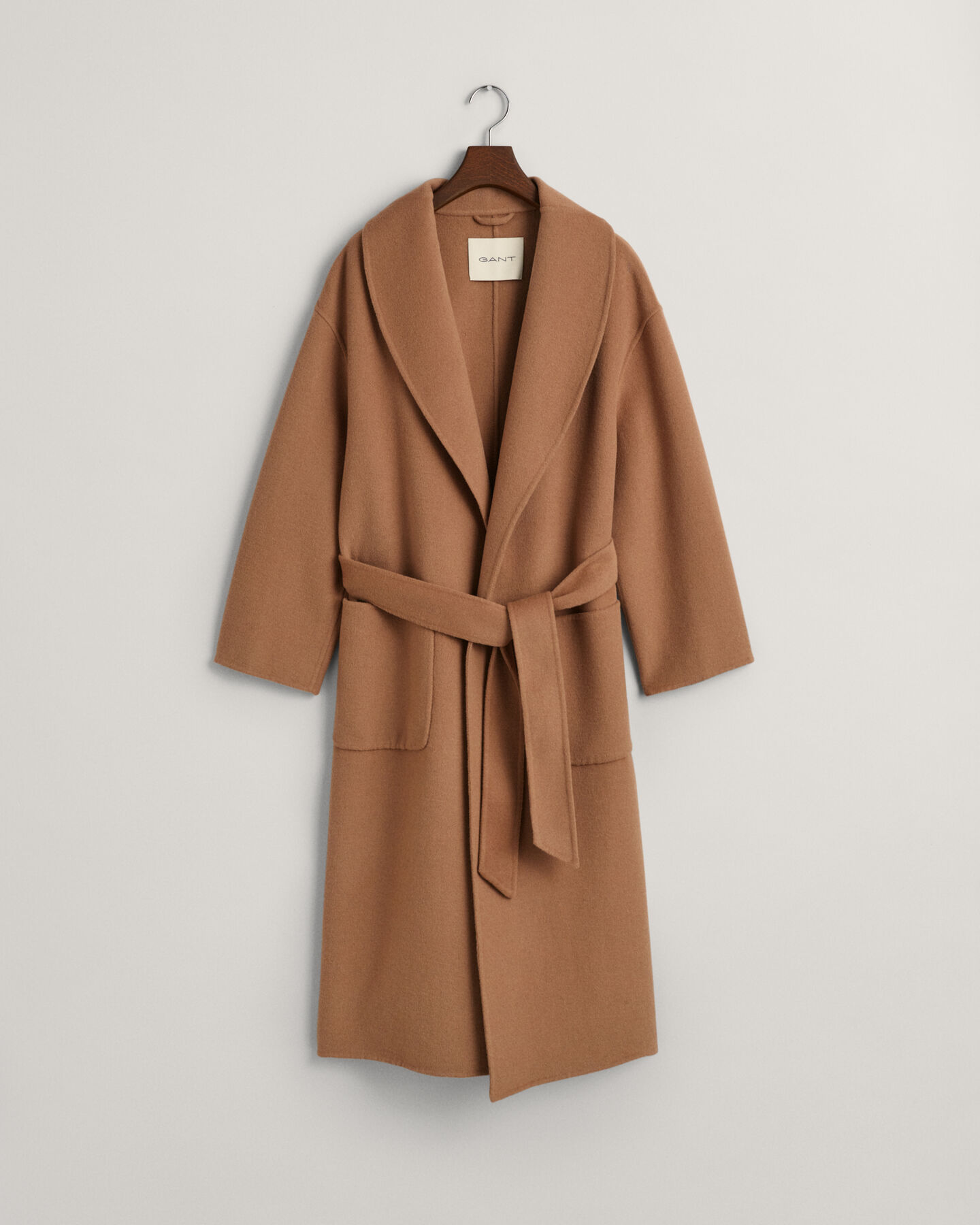 Abrigo cosido a mano con cinturón