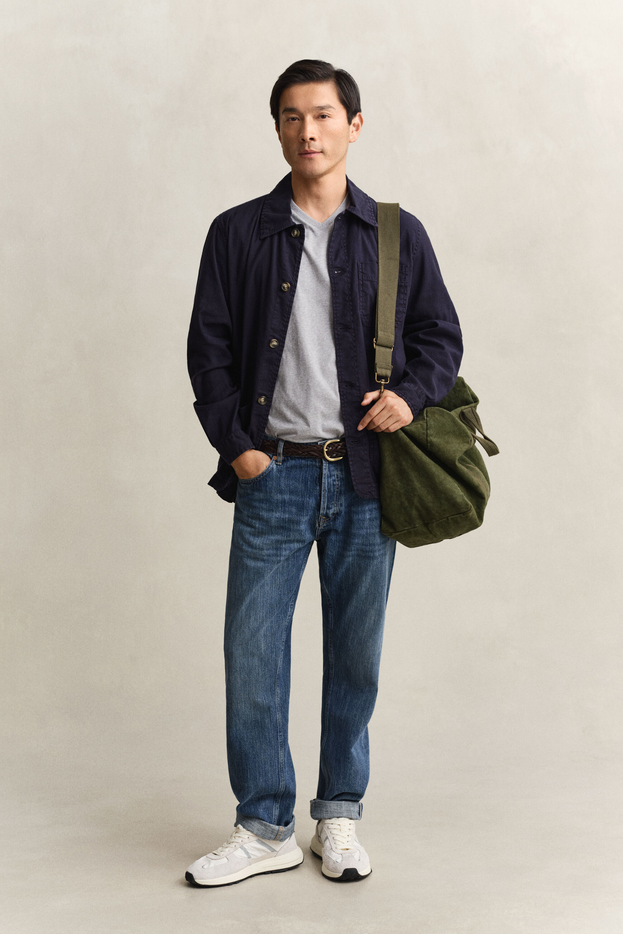 Camiseta Slim Fit Shield con cuello de pico