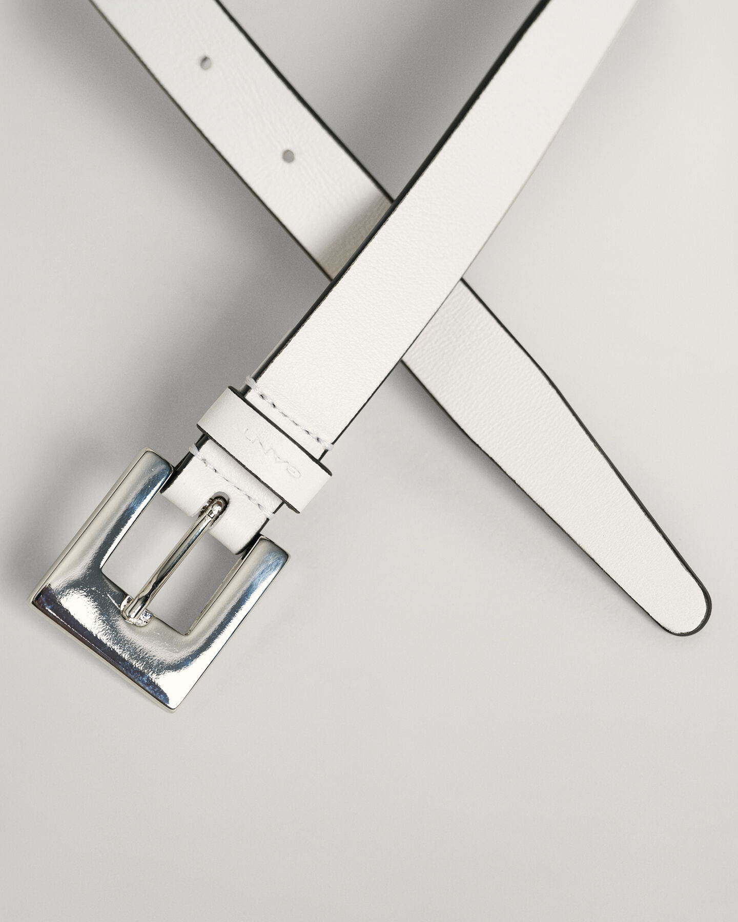 Cintur&oacute;n fino con hebilla cuadrada