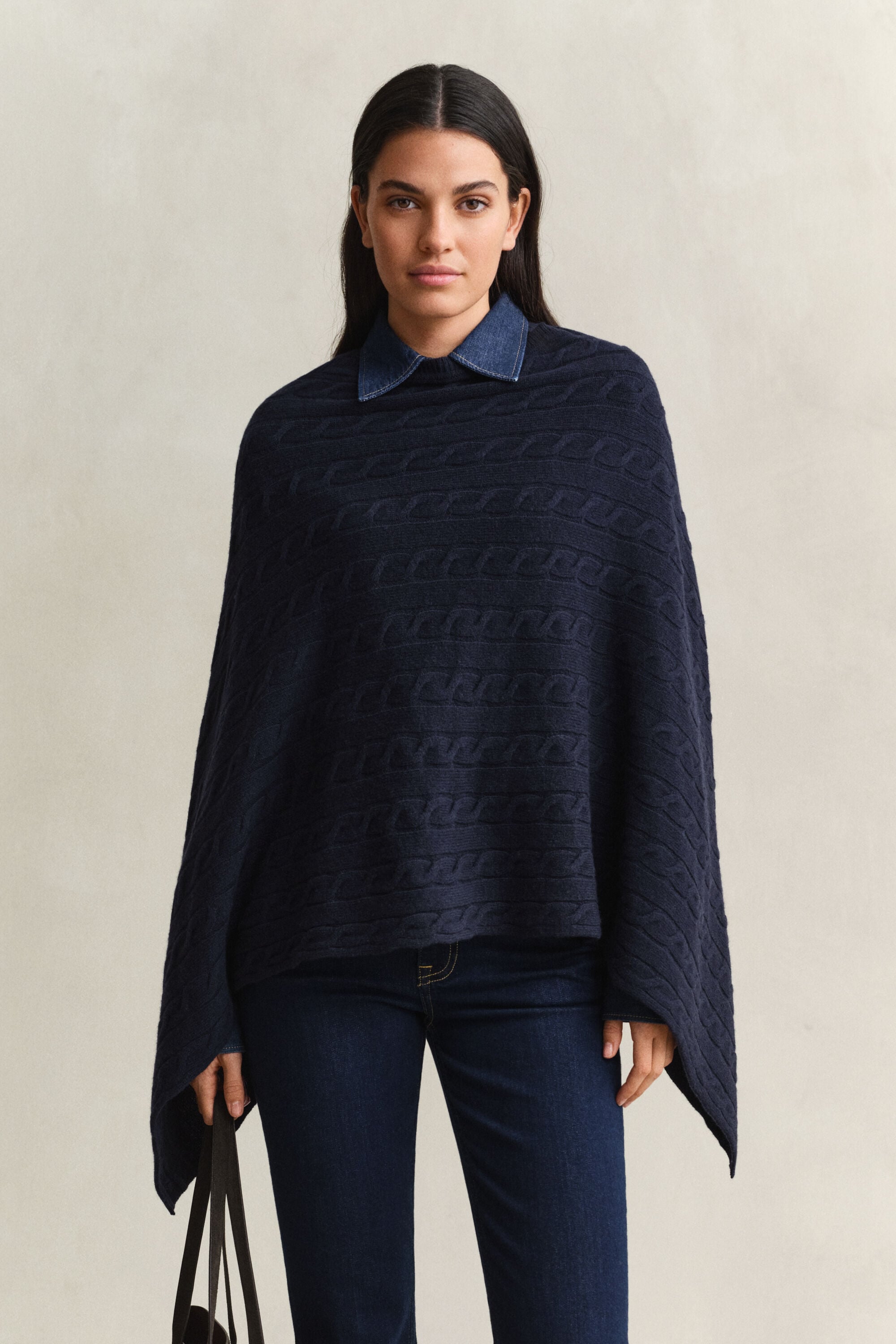 Poncho de punto de ochos de lana