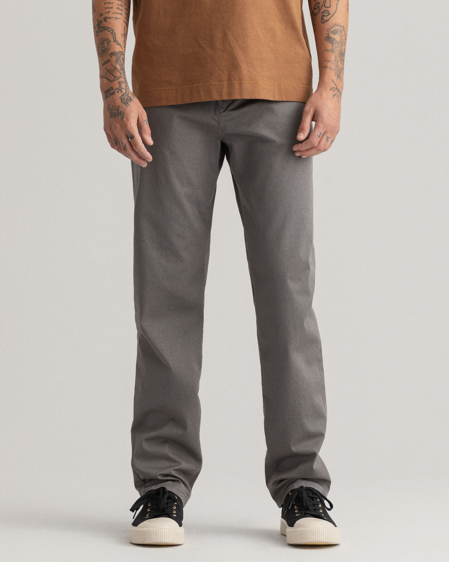 Pantalones chinos Regular Fit de sarga Allister