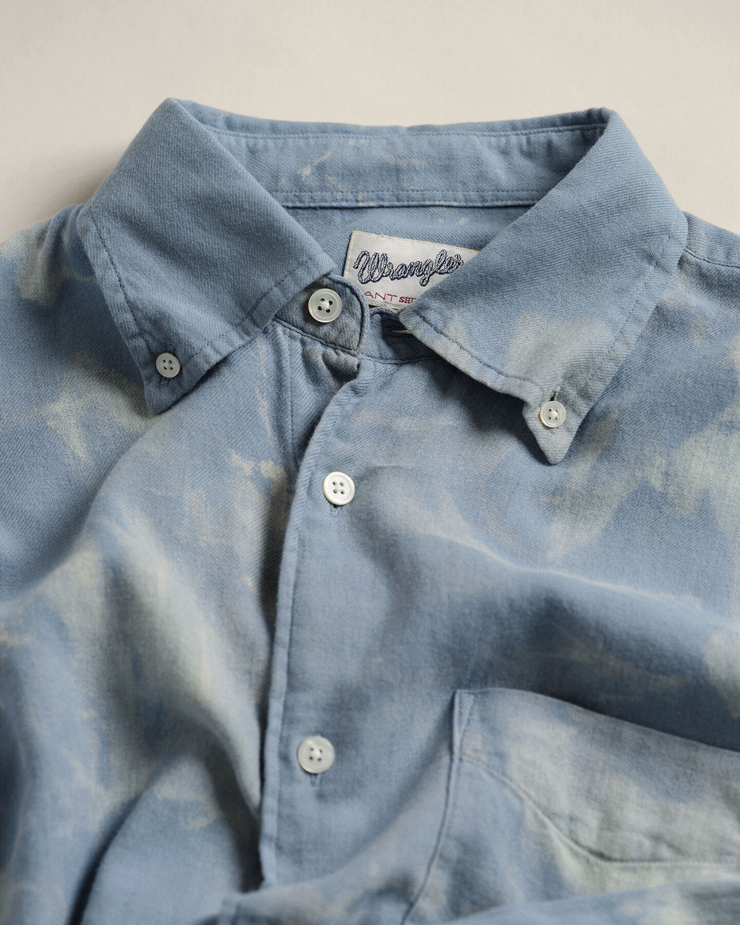 Camisa Relaxed Fit Wrangler x GANT de lana y algod&oacute;n decolorada