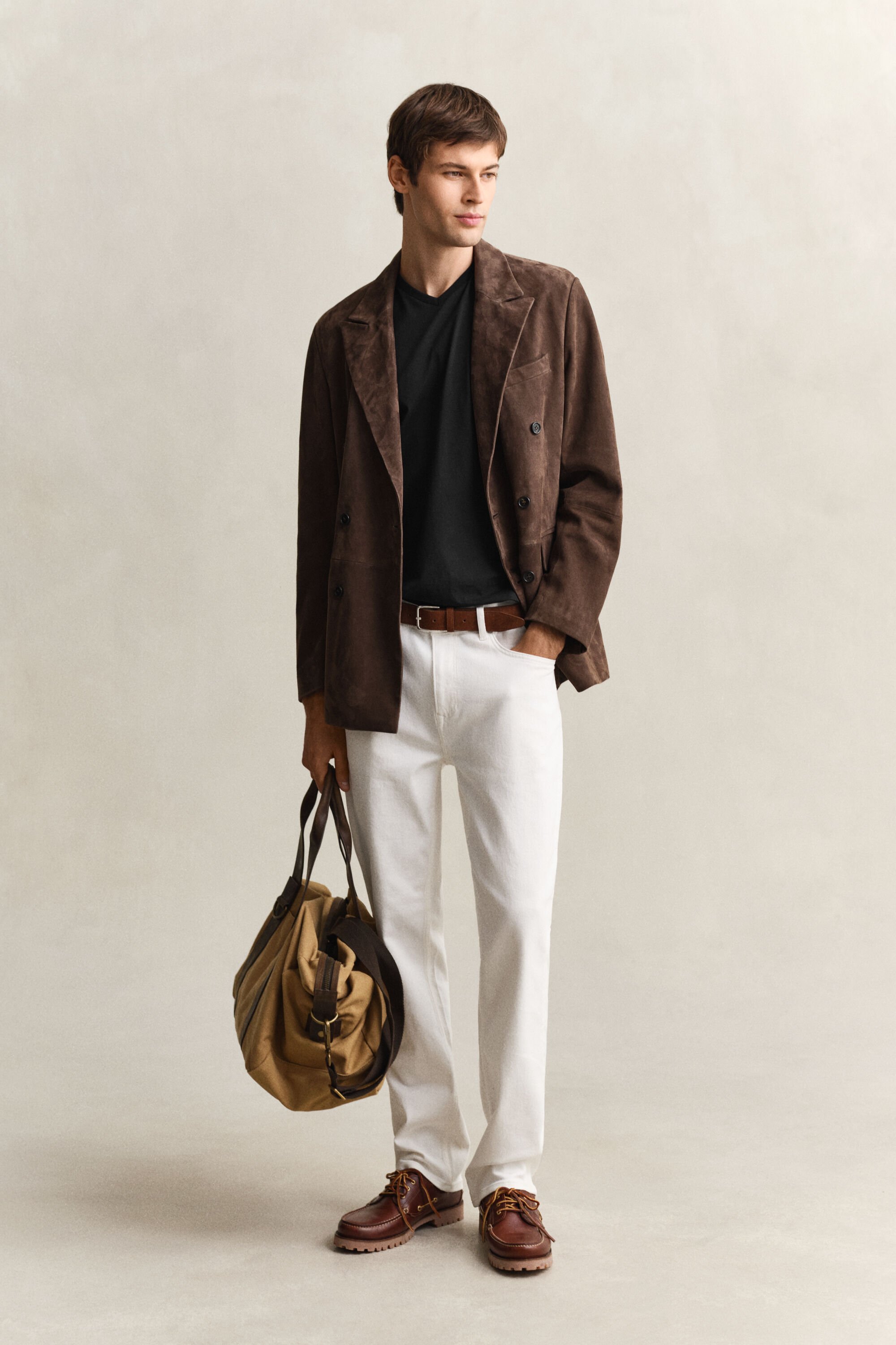 Camiseta Slim Fit Shield con cuello de pico