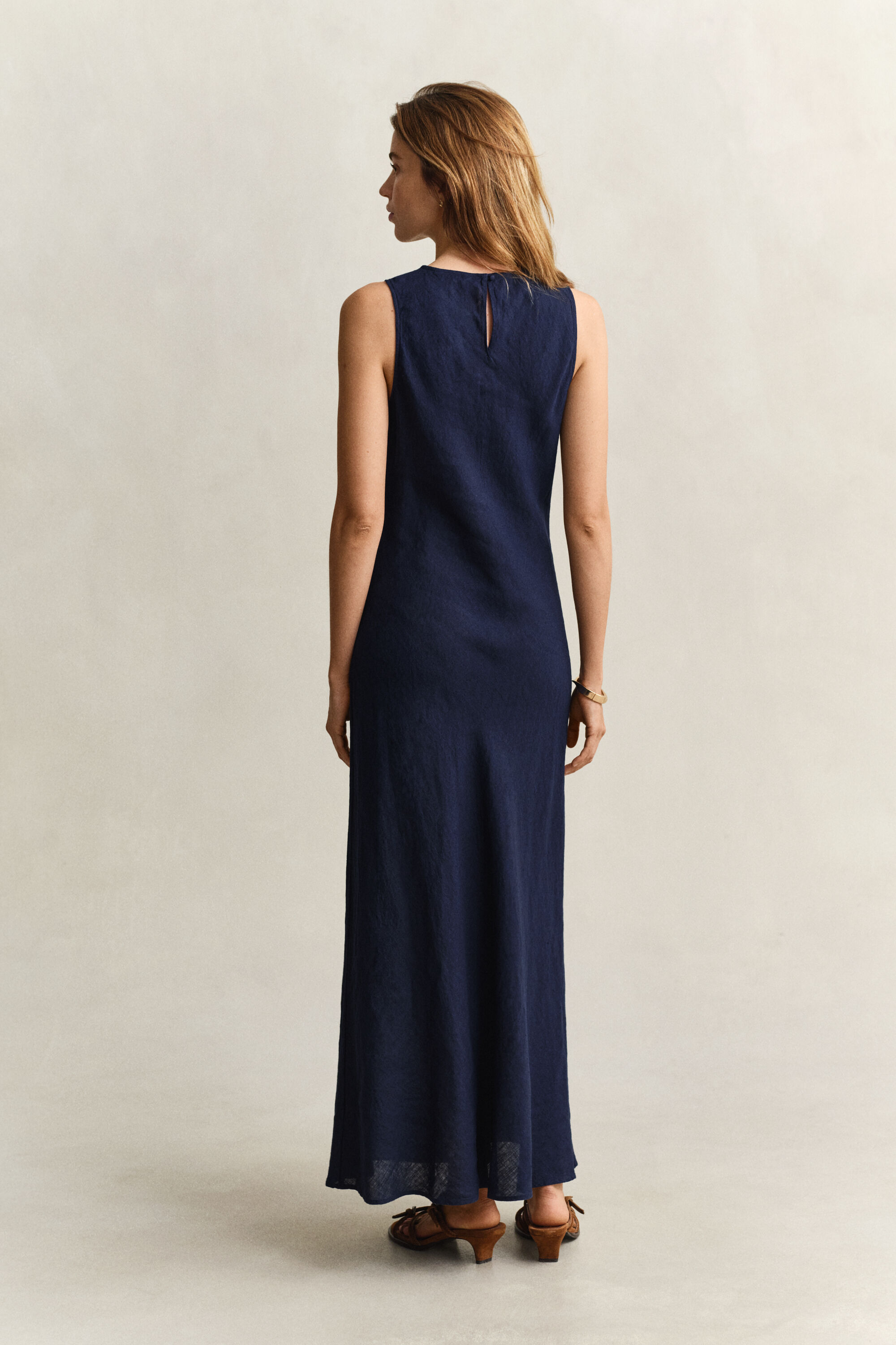 Vestido midi de lino cortado al bies